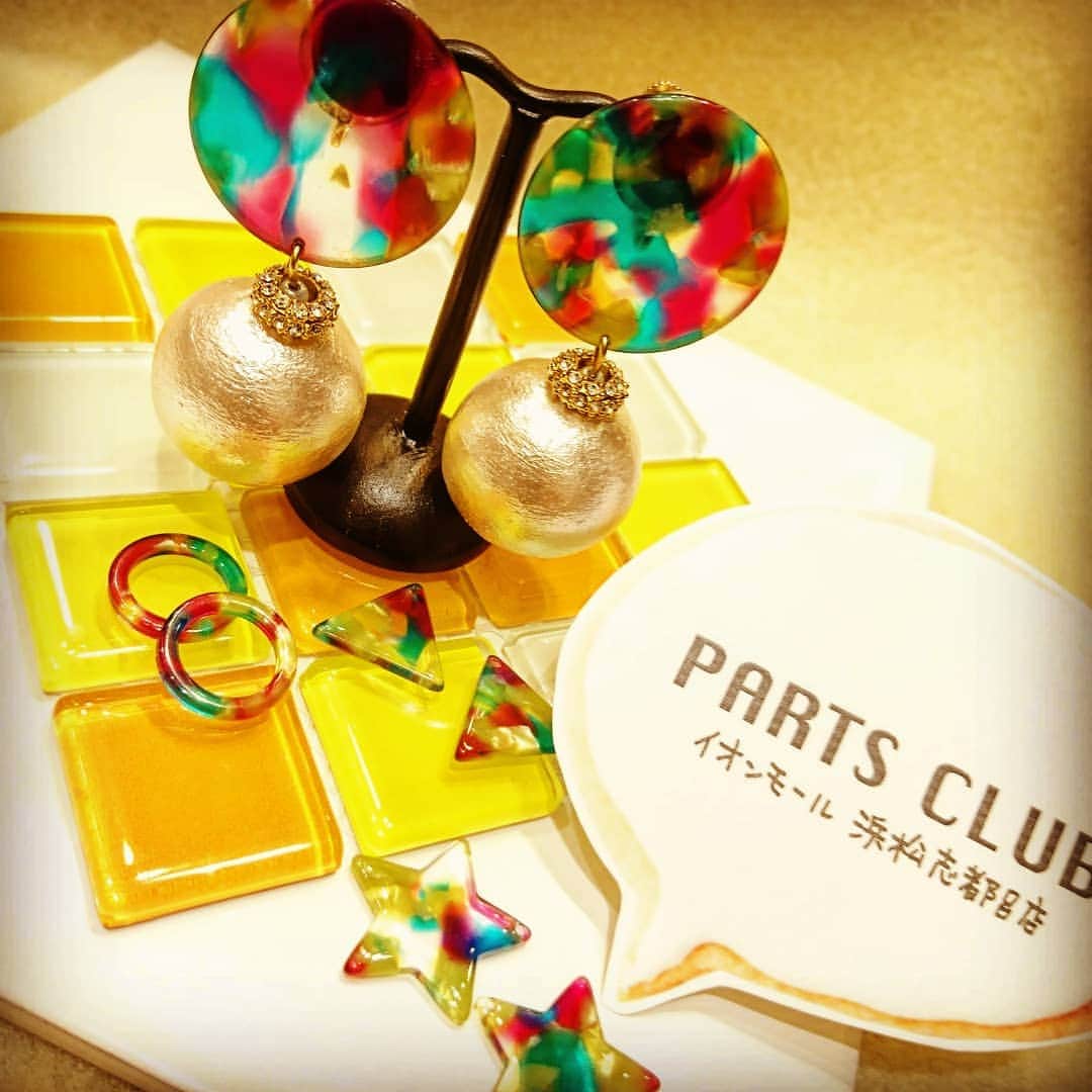 パーツクラブ Partsclub スタッフオリジナル商品さんのインスタグラム写真 - (パーツクラブ Partsclub スタッフオリジナル商品Instagram)「イオンモール浜松志都呂店スタッフ作品 ☆1枚目  春といえばイチゴ🍓  甘酸っぱいイチゴのスイーツをイメージしたリングとピアスです  リングはクリスタルクレイにスワロの“スカーレット”をはりつけて周りをパールでトッピング  ピアスはイチゴとパールがゆらゆら揺れてお客様からも好評です♪ ☆2枚目  ＮＯ.1173　ビーズステッチネックレスキット　Baby’s breath を短く作ってイヤリングにアレンジ  この春トレンドのクリアカラーが耳元でキレイに揺れます ☆3枚目  大人気マーブルカラーパーツ★  イヤリング台に貼り付けて、コットンパールを下げたイヤリングにしてみました。  大ぶりですが、コットンパールは軽くて付けやすいのでおすすめです  春のアクセサリーをご自身で手作りしてみませんか？  イオンモール浜松志都呂店に是非遊びに来てください♪ ＊商品のお取り扱いは店舗により異なります ＃パーツクラブ　＃partsclub ＃パーツクラブ公式アカウント　＃イオンモール浜松志都呂　＃アクセサリー　＃ハンドメイド　＃スイーツモチーフ　＃イチゴ」3月7日 14時11分 - partsclub_staff