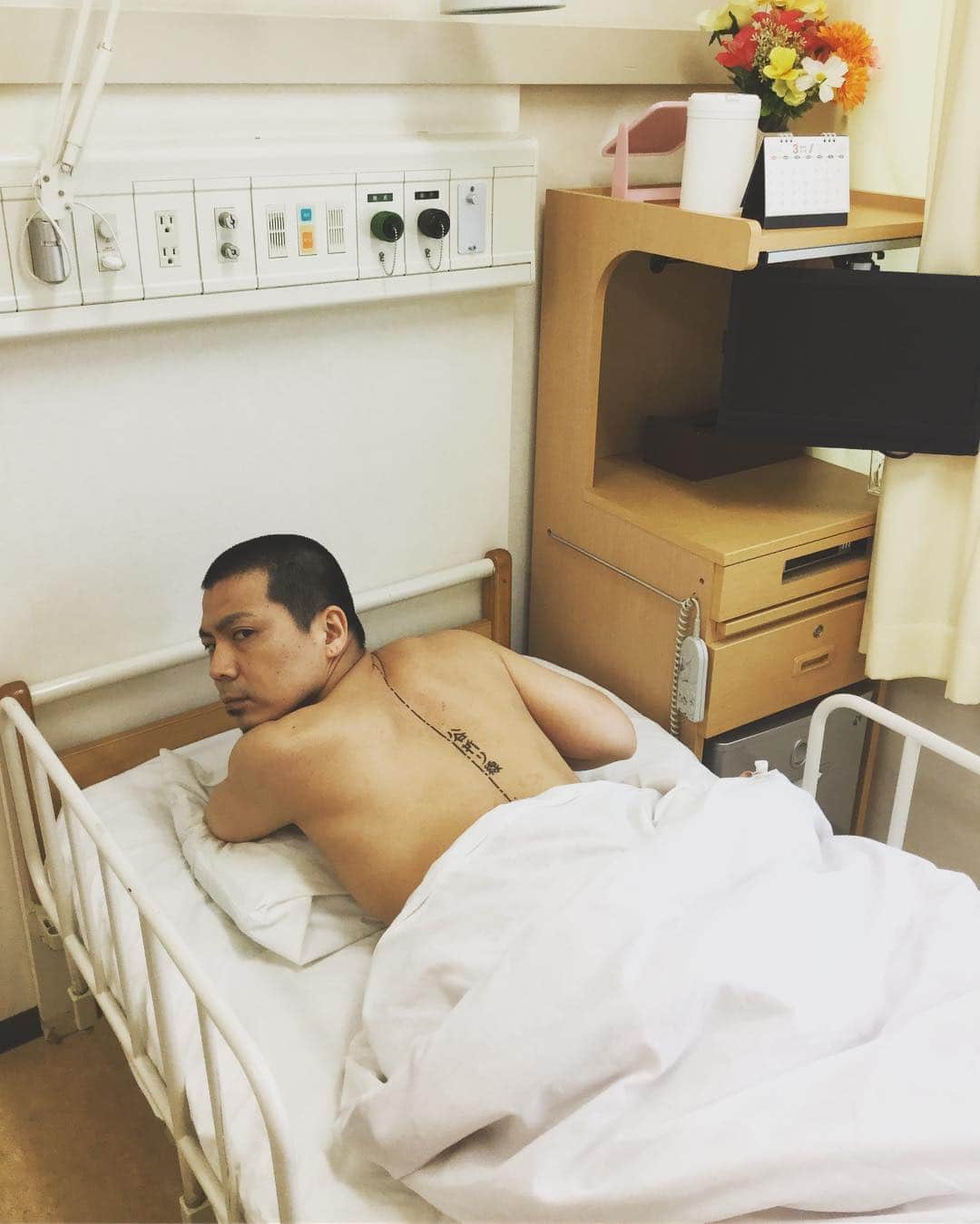 川原克己 さんのインスタグラム写真 - (川原克己 Instagram)「急遽、谷折りで折ってもらう事になったので入院します #谷折り線」3月7日 14時45分 - tenjikunezumikawahara