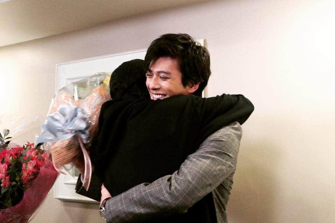 新田真剣佑さんのインスタグラム写真 - (新田真剣佑Instagram)「Thats a wrap! Thanks “Kiss that Kills” 先日 トドメの接吻 オールアップしてきました 並木尊氏。 ありがとう。 最後、僕のアップまで待っていてくれたけんけん。 花束いただきました。 嬉しかった、、 一緒にお芝居できてよかった。 ありがとう。 #トドメの接吻」3月7日 15時14分 - mackenyu