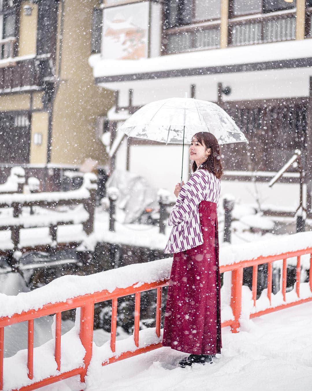 PIMTHAさんのインスタグラム写真 - (PIMTHAInstagram)「Magical moment ❄️☃️ ที่ ginzan onsen มีทั้งโรงแรมและออนเซ็นเลยค่า สามารถใส่ชุดแบบนี้มาเดินสวยๆได้ด้วย แต่แค่หนาวมากๆแค่นั้นเอง 😅 #findingtohoku #snowgenic #ginzanonsen  Cr. @abchuthai Full vdo 👉🏻 https://goo.gl/xQCQgZ Website 👉🏻 http://jnto.tohokumoment.com/th/findingtohoku-th/」3月7日 15時16分 - pimtha