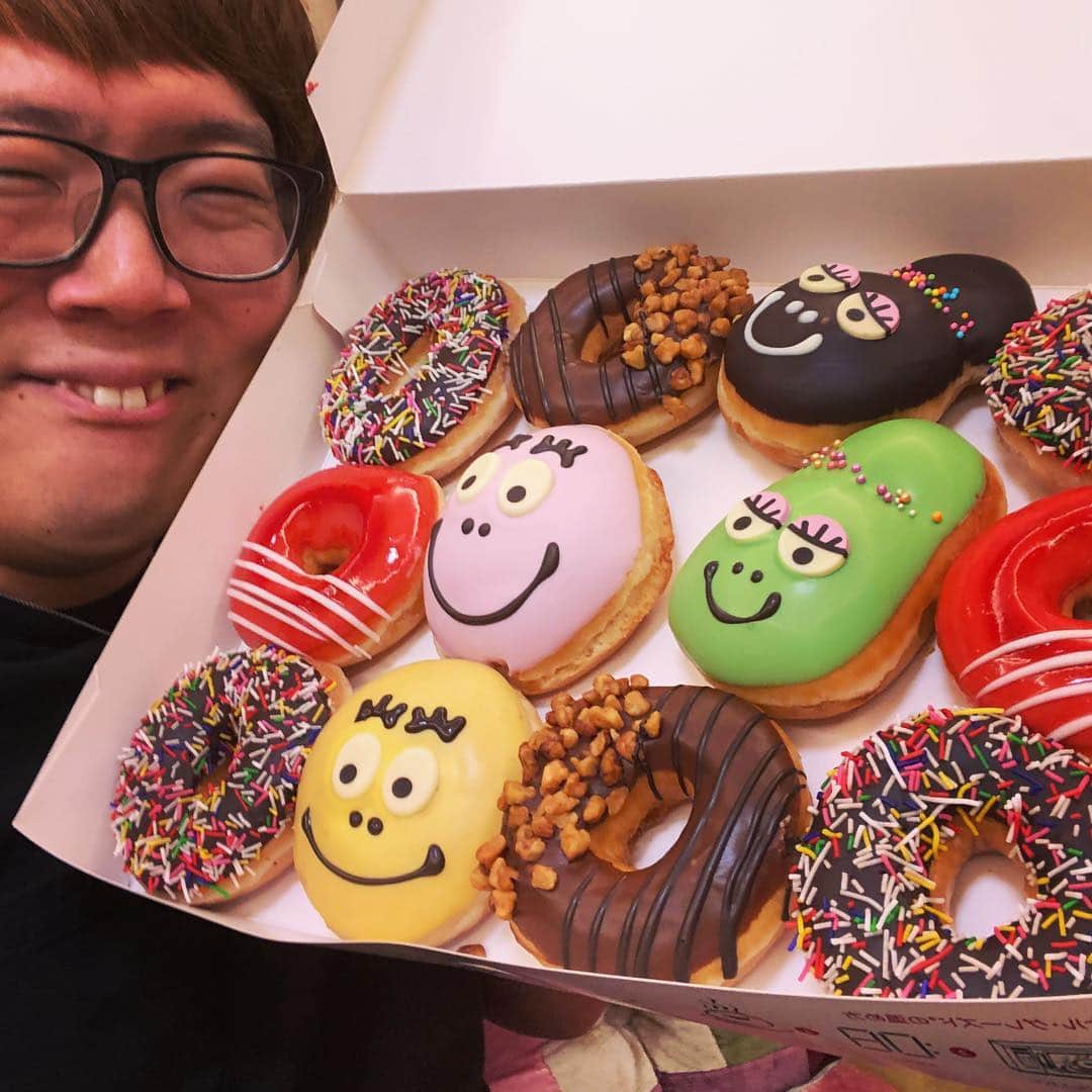 HIKAKINのインスタグラム：「バーバパパドーナツ、マジうめぇ… にしてもバーバパパって『ハ』しかないネーミングハンパねぇ…」