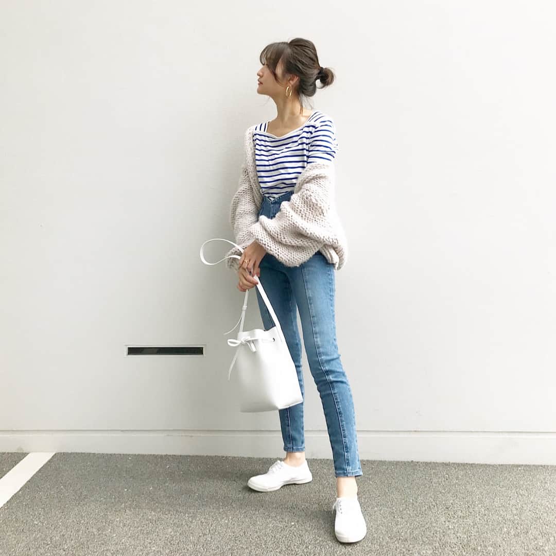 金子麻貴さんのインスタグラム写真 - (金子麻貴Instagram)「先日のコーデの全身はこんな感じでした👖  春らしく小物は白で統一！！ ローテク感がお気に入りのシューズはパリから日本初上陸した @bensimon_japan  ブルーのボーダーにホワイト これで赤も入ってたらパリだったのにな🇫🇷😂 ちなみに息子もお揃いで靴紐ないバージョン❤ . . #fashion#bensimon#monbensimon#リンクコーデ#ベンシモン#ボーダー#デニム#スニーカー#ママコーデ」3月7日 15時17分 - mtmmaki