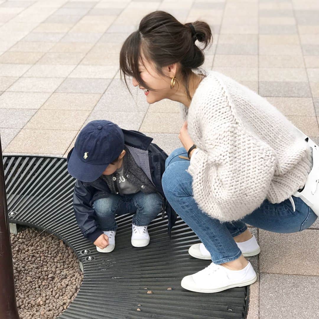 金子麻貴さんのインスタグラム写真 - (金子麻貴Instagram)「先日のコーデの全身はこんな感じでした👖  春らしく小物は白で統一！！ ローテク感がお気に入りのシューズはパリから日本初上陸した @bensimon_japan  ブルーのボーダーにホワイト これで赤も入ってたらパリだったのにな🇫🇷😂 ちなみに息子もお揃いで靴紐ないバージョン❤ . . #fashion#bensimon#monbensimon#リンクコーデ#ベンシモン#ボーダー#デニム#スニーカー#ママコーデ」3月7日 15時17分 - mtmmaki