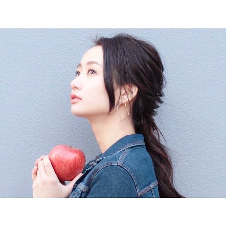筒井萌子のインスタグラム：「✮ りんごもえこ🍎 ・ #筒井萌子 #女優 #actress #モデル #model #岡山  #shooting #instagood #instalike #converse #撮影 #followme #instalike #アクション #アクション #りんご #りんごがーる #ぽつん」