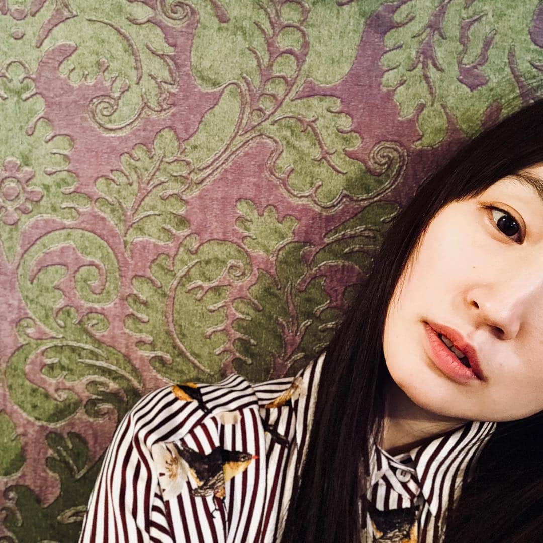 安藤裕子さんのインスタグラム写真 - (安藤裕子Instagram)「因みに壁紙変えました。  #南の壁 #風水 #良いのか悪いのか #紫 #オリーブグリーン」3月7日 17時57分 - yuko_ando