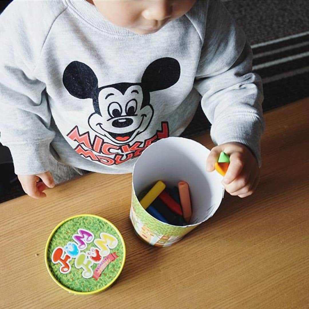 幼児用ファッション地下たびFUM FUM(ファンファン）のインスタグラム：「. FUMFUMが入っていた箱がクレヨン入れに🖍✨ こんな使い方もありですね🤔 . 皆さまは何を入れていますか？ . FUMFUM達のおうちとして足袋入れ、おもちゃ入れ、お菓子入れなど... お好きなものを入れてみて下さいね💗 . FUMFUMは世界初！機能性と可愛さを兼ね備えた子ども用の地下足袋です✨詳しくは公式HPまで💁 ↓ @fumfum.tabi tabi-fumfum.jp/ig/  または【FUMFUM】で検索(☞＾Å＾)☞📲💻 . #ゲンナイ製薬 #キッズ #1歳 #2歳#3歳 #プレゼント #踏み育 #コドモノ #親バカ部 #ママリ #キッズコーデ #親ばか #ファンファン #散歩 #ファーストシューズ #ベビフル #ママカメラ #キャンペーン #足袋 #地下足袋 #小物入れ #fumfum #ig_kids #ig_kidsphoto #kidsgram_tokyo #love #family #ig_oyabakabu」