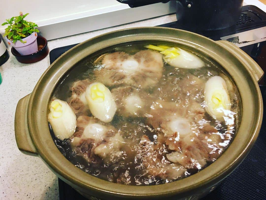 あびる優さんのインスタグラム写真 - (あびる優Instagram)「美味しくなぁれ😋🍖🍲💕 またテールスープ。笑  #soup#tailsoup#スープ#テールスープ#美味しくなーれ#下処理完了#あとは#ひたすら煮込むだけ」3月7日 19時03分 - yuabiru74