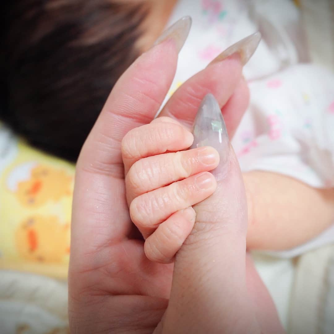 山名未紗さんのインスタグラム写真 - (山名未紗Instagram)「#赤ちゃんの爪 #3月1日 に#姪っ子 が産まれ初対面👶 やっぱり爪の形のチェック #ネイリストあるある 赤ちゃんは#代謝が いいので爪もぐんぐん伸びる✨ ちょこっとカットしてみました。 #ネイリスト の私もさすがにドキドキ。 お目々ぱっちりで可愛すぎ♡ウトウトしてる白目が笑っちゃいます。 #新生児 #溺愛 #生後1週間」3月7日 19時12分 - misa_yamana