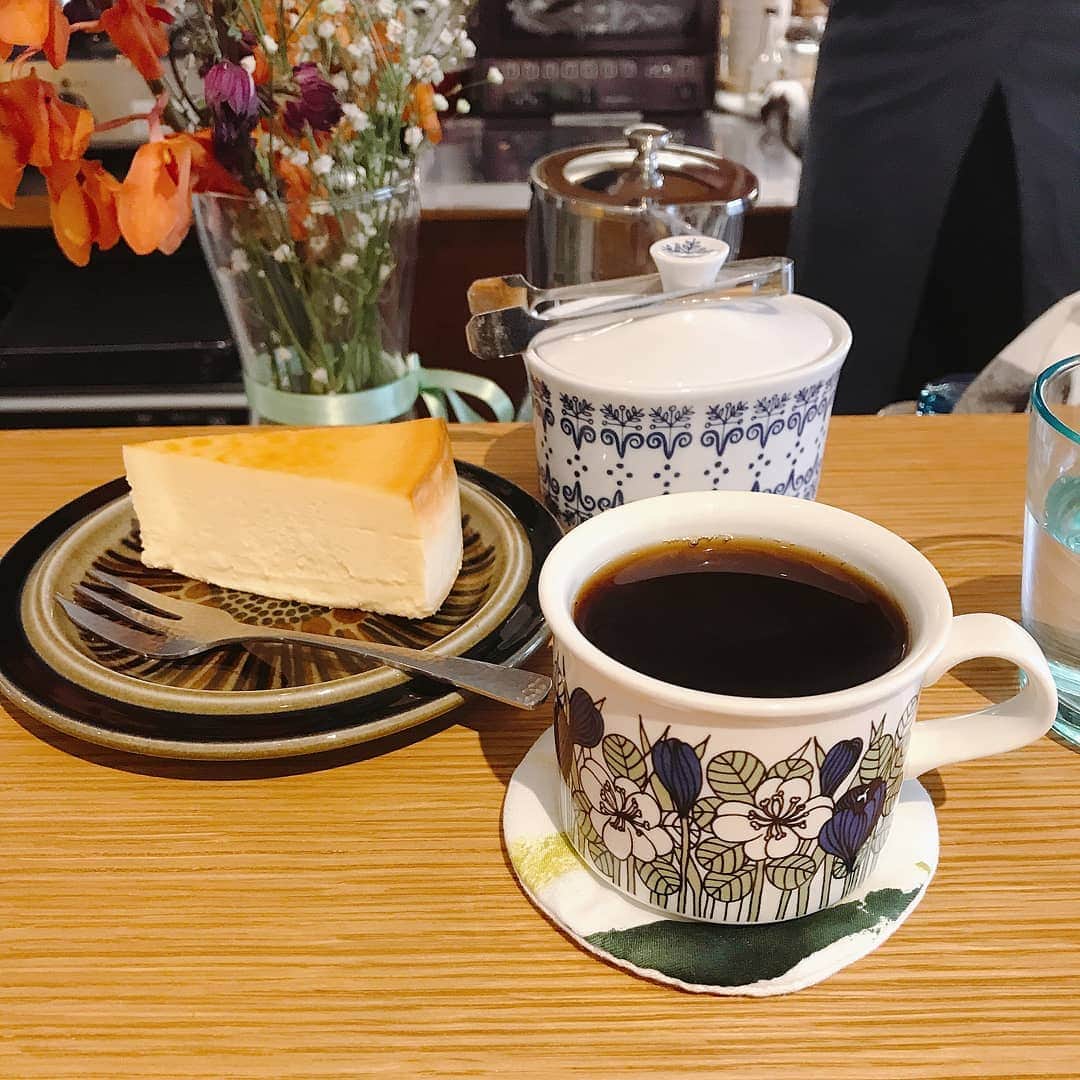 Slorn （スローン）さんのインスタグラム写真 - (Slorn （スローン）Instagram)「2周年記念の展示中の西小山・GLOBE COFFEE（ @globecoffee ）へ行って参りました。 今しか飲めない限定ブレンド・NOBLEは、とっても上品でバランスの良い味。 このNOBEL、今なら購入することもできるので、買って帰っちゃいました！ お店で飲んだ美味しさが自宅で再現できるよう、ドリップしている手元を凝視。自宅でもプク〜っと美味しそうにコーヒー粉が膨らむといいのだけれど…！ ・ 会期中はSlornアプリを使ってチェックインをすると、いずれかの豆200gのお買い求めにつき、NOBLEが50gプレゼントされますよ。 ご自宅でたっぷりとGLOBEの味を堪能するチャンスですね。会期は3月11日（日）まで。 Slornアプリ（無料）のダウンロードは以下のURLか、当アカウントのプロフィールページにリンクがあります。 https://slorn.jp/qr ・ そして、GLOBE COFFEEといえば、美味しいスイーツも。これまでチーズケーキ、ロールケーキ、トライフルを食べたことがありますが、どれも絶品でした！ 平日はチーズケーキがレギュラーで置いてありますが週末はスイーツメニューが変わります。 @globecoffee からオフィシャルwebサイトへ行くと毎週末のスイーツがチェックできますよ！ ． #coffee #cafe #Slorn #コーヒー #カフェ #SPECIALTYCOFFEE #スペシャルティコーヒー #チーズケーキ #スイーツ #ペアリング #2周年記念 #おうちカフェ #カフェ巡り #東京カフェ」3月7日 19時18分 - slorn_jp