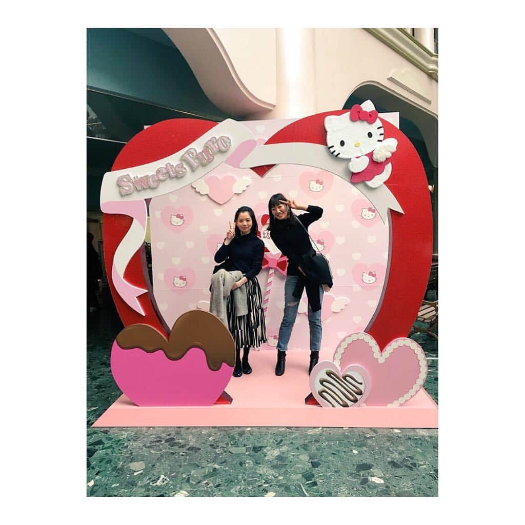 のインスタグラム：「載せ忘れてた🤭むっちゃん👯‍♀️🌈💕最近歯が揃ってきたから嬉しくて笑って写真撮れる様になってきた気がするぅ😇💓☺️ #むっちゃん #むっちゃんのくしゃみはいーっちゅ #笑 #サンリオ #ピューロランド #ピューロアンバサダー #ありがとうございました #ピューロ歌舞伎 #あしつこい #こんで最後 #instagood #l4l #ジヨン #え #スーツ一択 #え #歯列矯正大友 #地声がピューロランド大友 #動画の声の高さ引いた #また #キティ #🍎 #体重りんご3個分 #身長りんご5個分 #黒トップスコンビ」