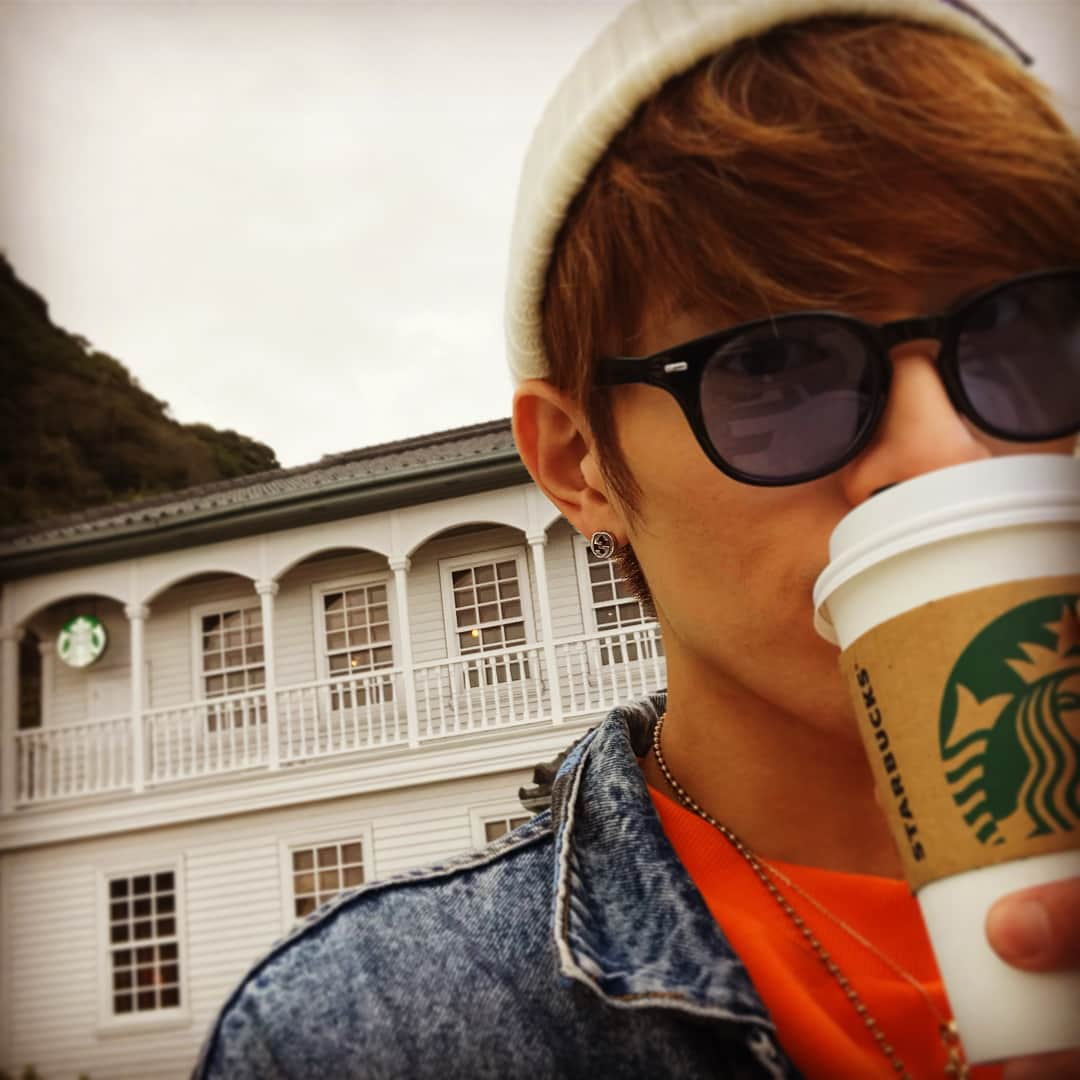 向山毅さんのインスタグラム写真 - (向山毅Instagram)「#starbucks#coffee#鹿児島仙厳園店 #KASACONE #星巴克咖啡#☕️ #西郷どん#segodon #kagoshima #鹿児島 #九州  #beautiful#building  #me#ootd#photo#selfie #with#慧一 #chromehearts #lhp #tommyhilfiger  #collars_kagoshima  #collars_fukuoka  #オシャレ#綺麗#風情がある #スタバ#热黑咖啡 九州最幸〜〜✨ #スタバ巡り」3月7日 21時52分 - take_solidemo