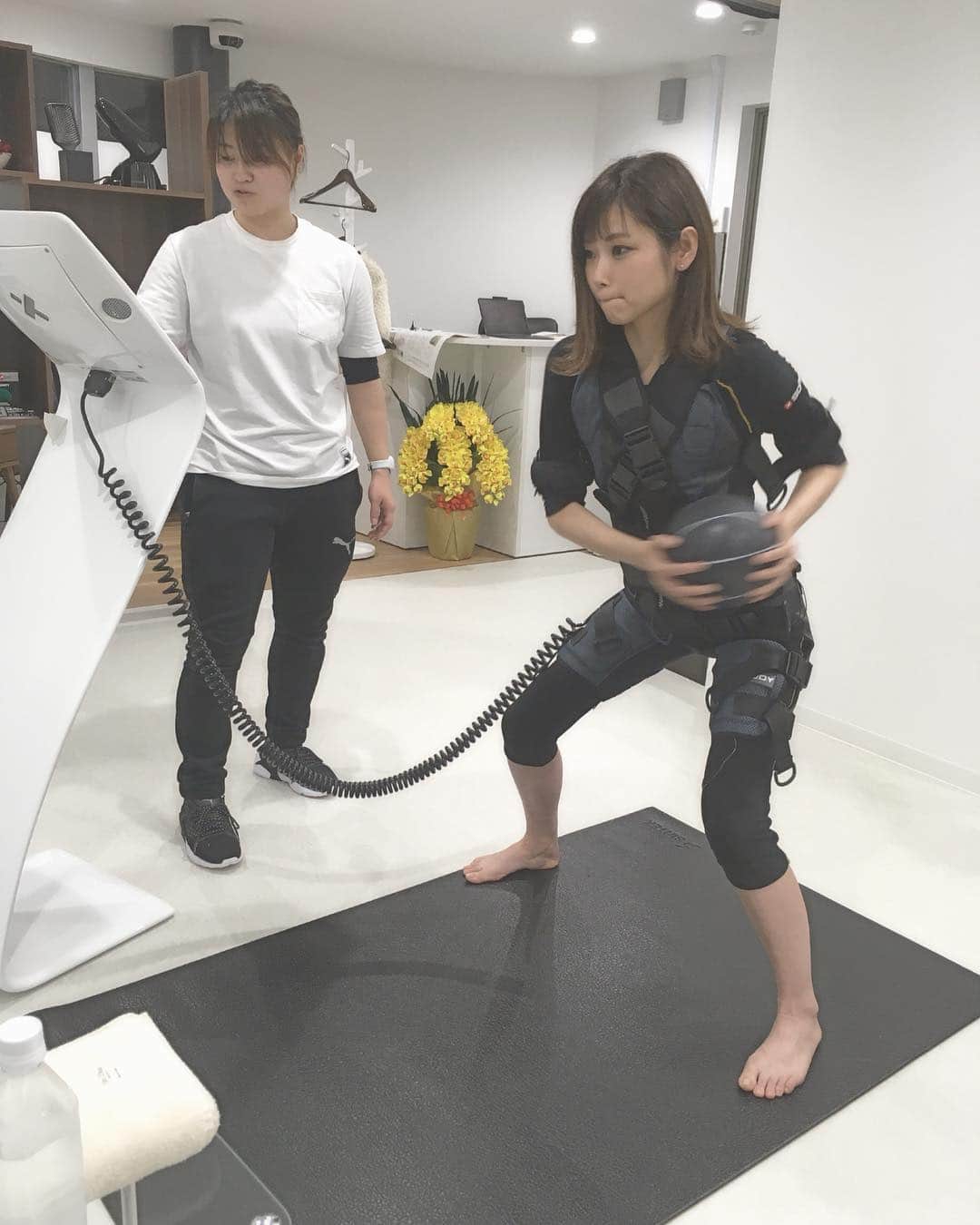 長谷川ゆうさんのインスタグラム写真 - (長谷川ゆうInstagram)「. . workout♡ これは3kgのボールを使って腹筋のトレーニング キツくて顔がンーってしてる！笑 基礎代謝をもっとあげるのが目標 ▼X BODY Lab吉祥寺(@xbody_kichijoji) http://xbody-lab.jp/kitijoji/ . . #workout #training #xbody #xbodylab #xbodylab吉祥寺 #ems #筋トレ #ボディメイク #パーソナルトレーニング #💪」3月7日 22時03分 - haseyuu08