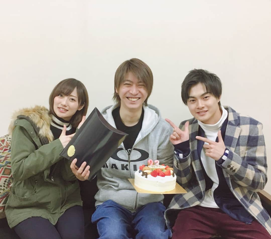 奥山かずささんのインスタグラム写真 - (奥山かずさInstagram)「今日は、涼の誕生日🚨🎂 仕事時間合うのパトだけだったので、終わってからお祝いしました。 . 涼は私のことを毎日超笑わせてきます。話が面白すぎる。でもすっっごく優しくて、丁寧な人。年下だけど、お兄ちゃんみたいな存在だなと思っています。彼は私のポンコツさにうんざりしていると思いますが(ごめんなさい笑)これからもよろしくね😂✨ 涼にとって最高の1年になりますように！ . #警察戦隊パトレンジャー #今だけみんな23歳レンジャー #パトレン2号はね #褒められると伸びるタイプです #褒めてあげましょうね」3月7日 23時18分 - kazusa_okuyama_official