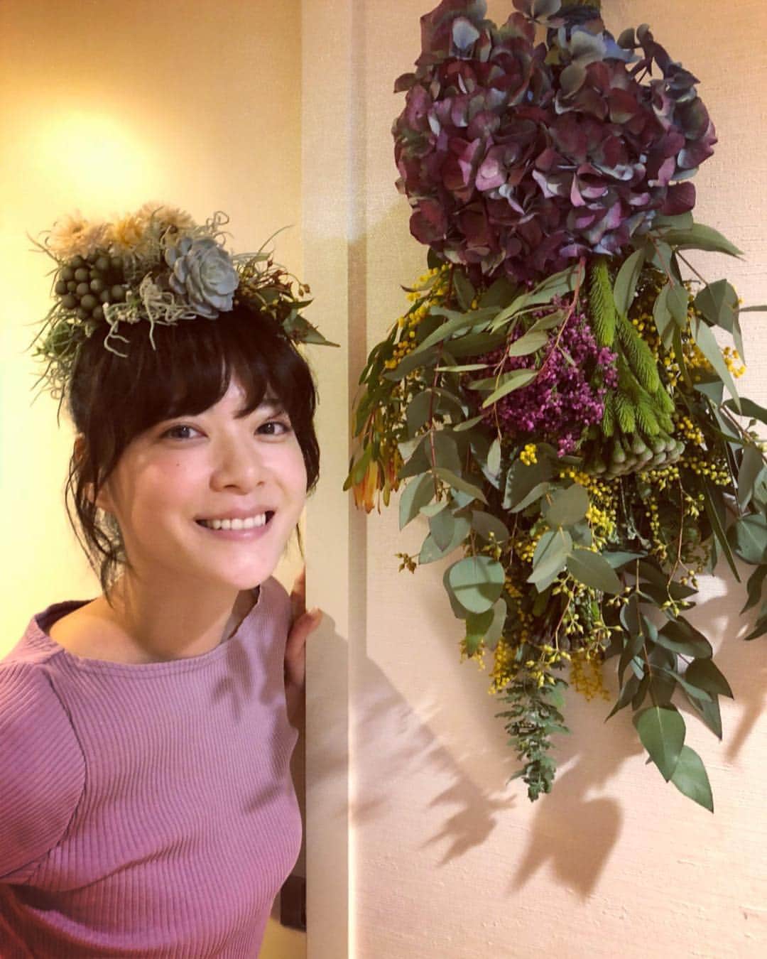 上野樹里さんのインスタグラム写真 - (上野樹里Instagram)「はじめてのスワッグ作りを岡本典子先生と。 家に飾って、自然にドライになってゆく姿を見守りつつ、大切に飾ります。💐 頭には、先生が花飾りをアドリブで（ものの数分で）作ってくれました✨ 今日1日、特別な気分で過ごしたよ😌🌼 #スワッグ #ドライフラワー」3月8日 0時43分 - _juri_art_