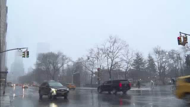 テレビ東京「Newsモーニングサテライト」のインスタグラム：「NYマンハッタンの５番街(Fifth Avenue)周辺です。冷たい雨が雪になりました。３月７日(水)撮影 #モーサテ #きょうのNY  #newyork  #manhattan  #fifthavenue  #rain #snow」
