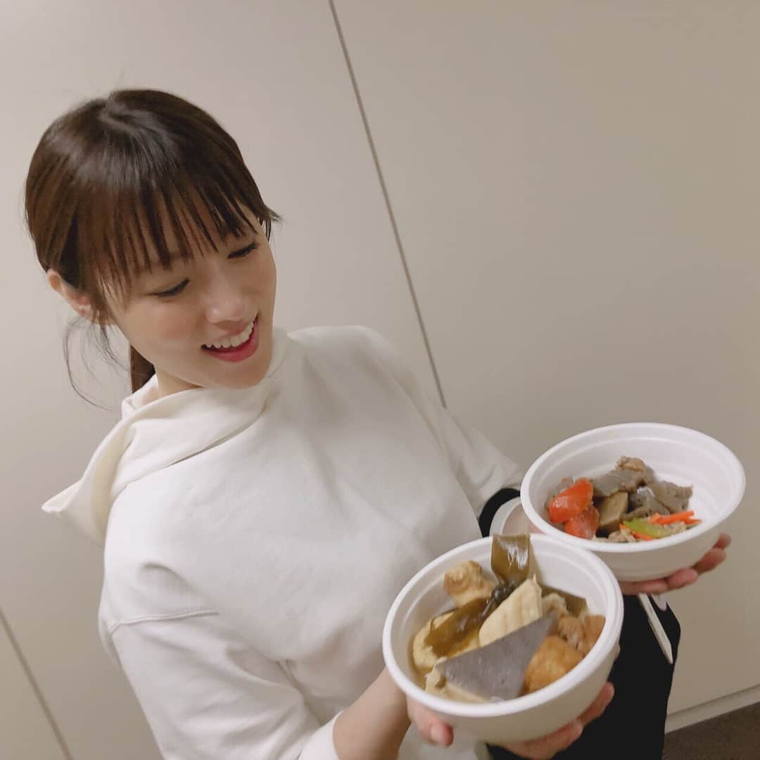 深田恭子さんのインスタグラム写真 - (深田恭子Instagram)「ドラマに出て来る食事...本当に美味しくてこの日は撮り終えた後に頂いちゃいました❤️おでん好き🍢（食べ過ぎだね？） ドラマ「隣の家族は青く見える」をご覧くださっている皆様ありがとうございます😊 #皆さんおでんの具は何が好き？ #おでんって何個食べていいい？ #今夜のOnAirは副音声に参加！ #隣の家族は青く見える #kyokofukada」3月8日 11時28分 - kyokofukada_official