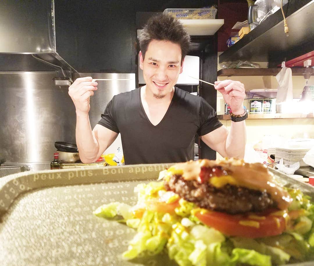 池田香織のインスタグラム：「無邪気、とか、生き生きしてるね、とか、そんな感じの方。  そんな感じで、素晴らしい方。  気がついたら厨房に入ってしまっている方。  なんで、自慢げなのかしら。  ハッピーバースデー、TJ！  @tjkayama」