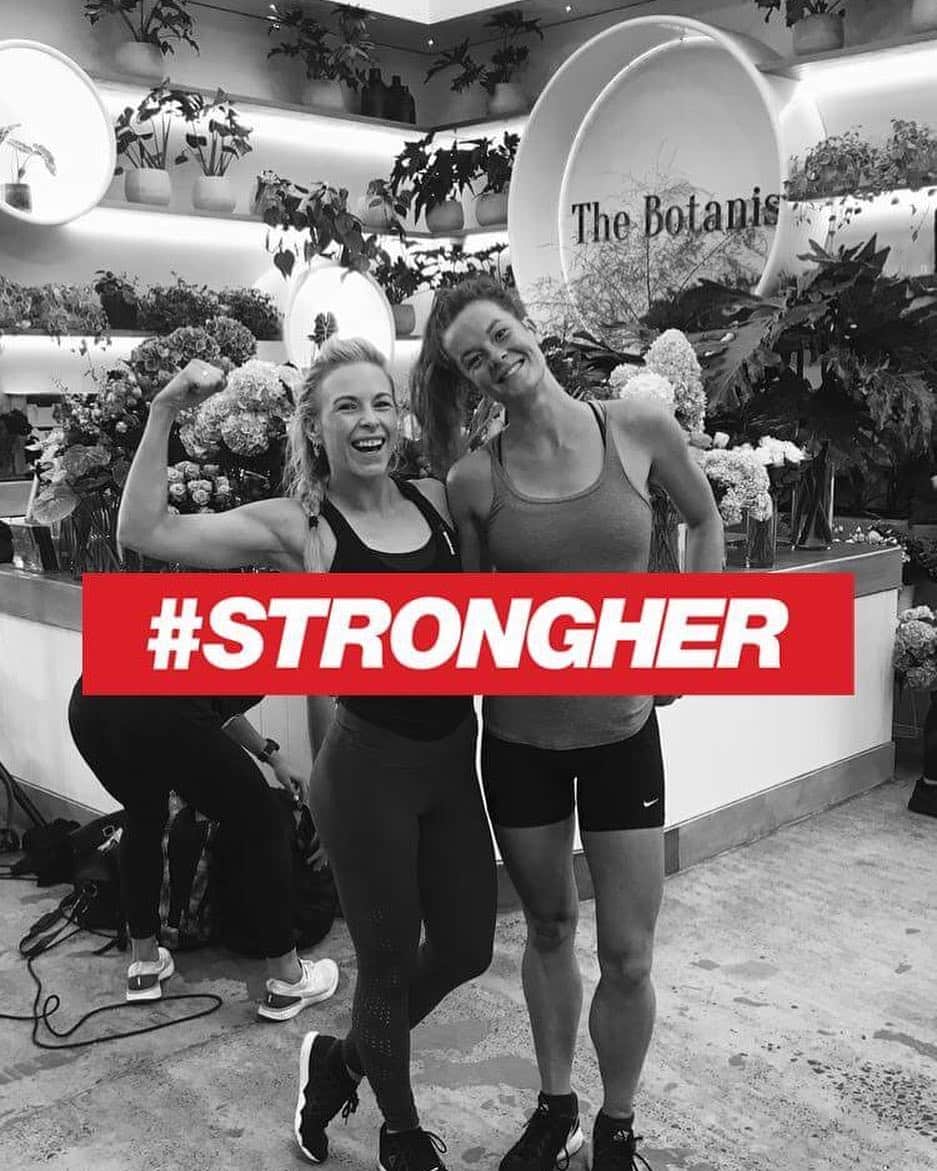 Zoe Ballantyneのインスタグラム：「GIRL POWHER! 💪🏼 Happy International Women’s Day to all my lady friends! & thank you @lydiaodo for hosting the sweetest event this morning! #girlgang #STRONGHER」