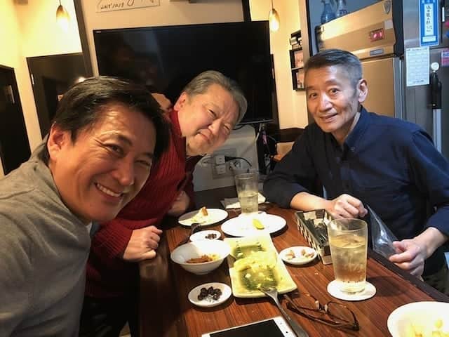 藤岡幸夫のインスタグラム：「大学１年のときのバイト先(スポーツクラブで体操のお兄さん)で仲良かった先輩と35年ぶりの再会！楽しかった！高校時代からお世話になってる兄貴分のビストロで楽しく飲みました…  昔からの知り合いに必ず言われるのが、指揮者になっても性格があの時のままで全く変わってない！ 成長してないみたいでなんだかねぇ……」