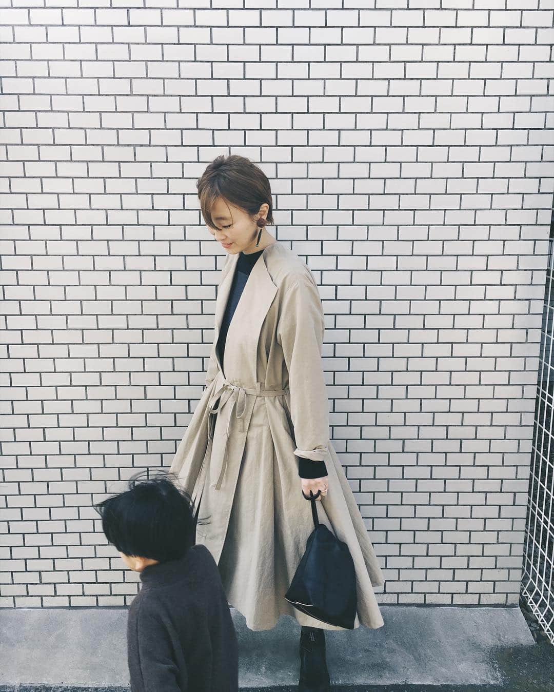 花盛友里のインスタグラム：「ハズバンドに可愛いコートこうてもろた！ なぜならわたしのハイパーお気に入りのセーターを乾燥機にかけて縮ませたからだよ。 頑張って着ようとしたら首しまって死にかけたよ。 （縮んだセーターって直せるの？？） 早くまたあったかくなってほしいなぁ。 果てしなく寒いなぁ。 . . #かーちゃんとぼく」
