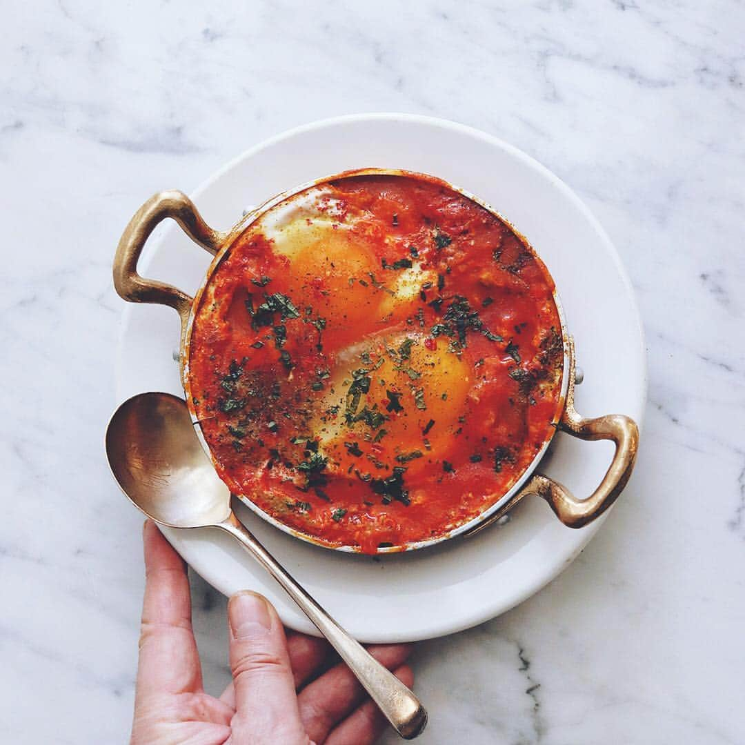 樋口正樹さんのインスタグラム写真 - (樋口正樹Instagram)「Shakshouka . 今朝はシャクシュカ。 中東の美味しい朝ベジスープ。 刻んだ野菜とトマトソース、 卵を落とし、スパイス効かせて。 . . #shakshouka #中東料理 #シャクシュカ#שקשוקה #朝スープ #朝ベジ #朝ベジスープ #スープ #vegetablesoup #Ballarini #servintavola #バッラリーニ #セルヴィンターヴォラ #Ballarini_jp」3月8日 7時58分 - higuccini