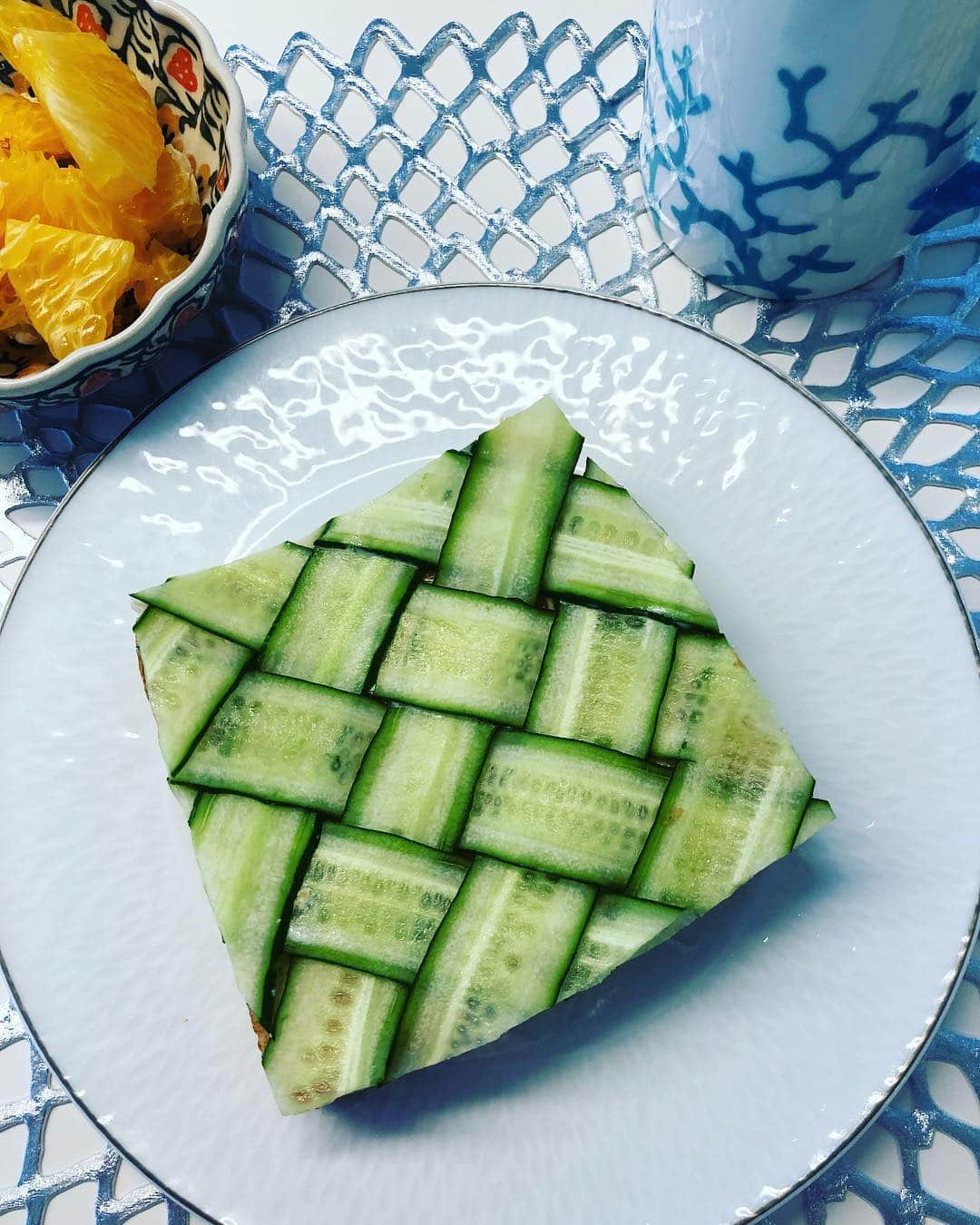 望月理恵さんのインスタグラム写真 - (望月理恵Instagram)「きゅうりトースト マヨネーズを塗って、ピューラで 薄く切ったきゅうりを編むだけです。 #トースト#きゅうり#きゅうりトースト #ピューラ野菜#朝食#パン #モッチーご飯」3月8日 9時27分 - mochiee28