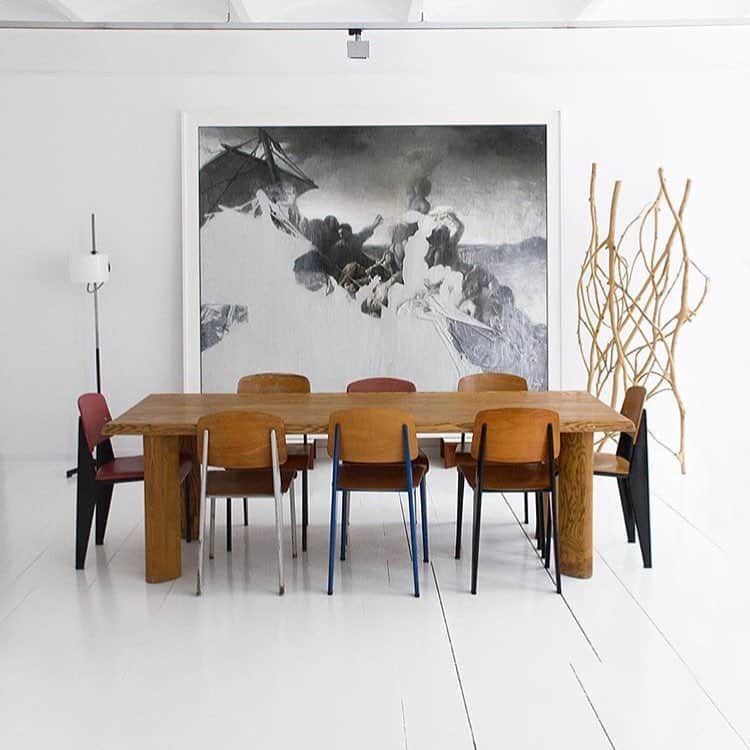 designersのインスタグラム：「photo by @miquelalzueta_gallery さんのフォト スタンダードチェアは一色よりも異なる色の組み合わせのほうが 断然、楽しげ。今日はどの椅子に座ろうかと気分によって座るカラーも選べますね。  #スタンダードチェア#プルーヴェ#インテリア小物#建築家#椅子#リフォーム#インテリア雑貨#リノベーション#注文住宅#ソファ#工務店#ラウンジ#インテリアデザイン#インテリア」