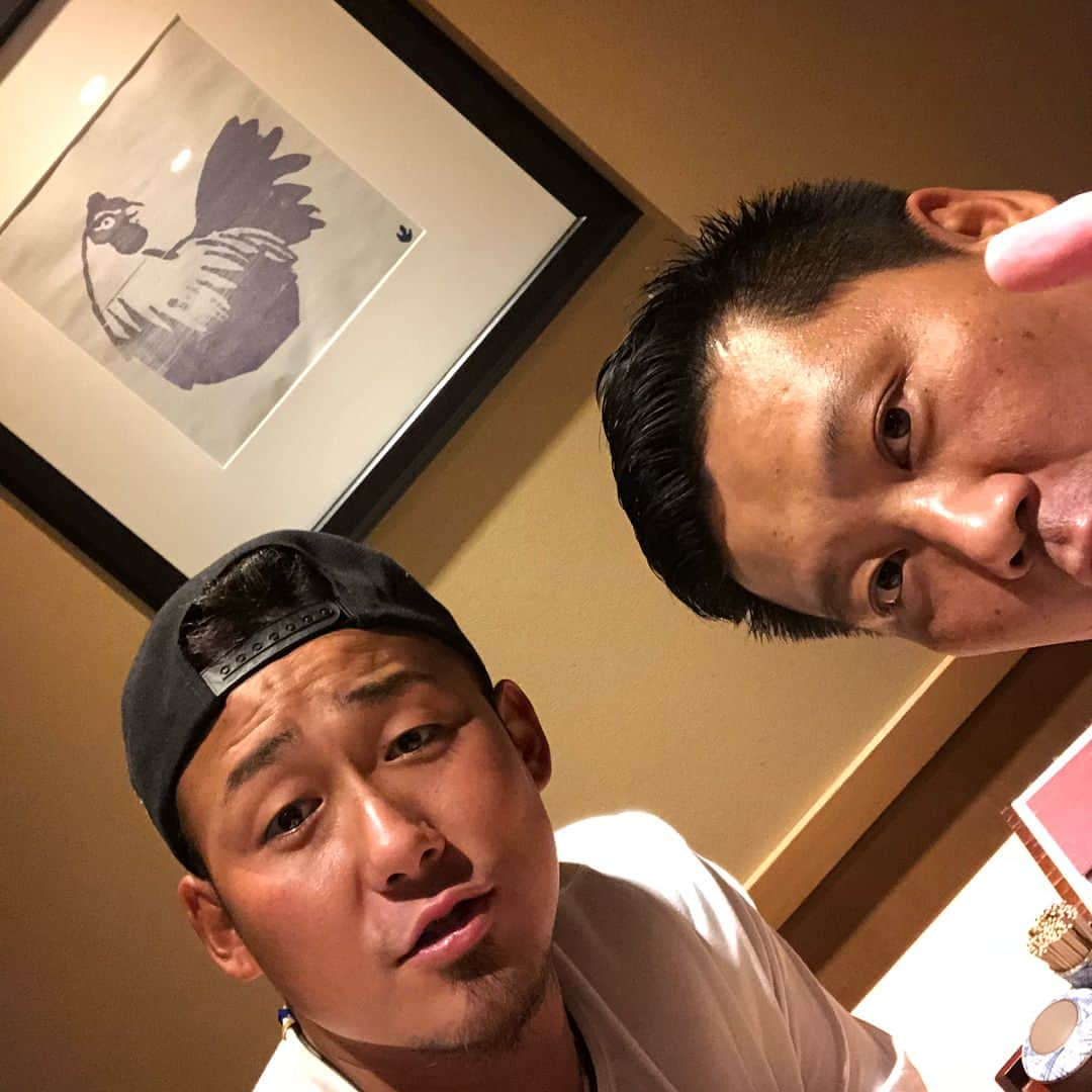 中田翔さんのインスタグラム写真 - (中田翔Instagram)「皆さんお疲れ様です！東京着いて今から食事してきます！今日は、もっちゃんと食事です！！この人は俺にインスタ教えてくれた師匠？笑！！ 元々俺のマネージャー笑！ #中田翔#もっちゃん#今日もやきとり」3月8日 20時28分 - shonakata_official