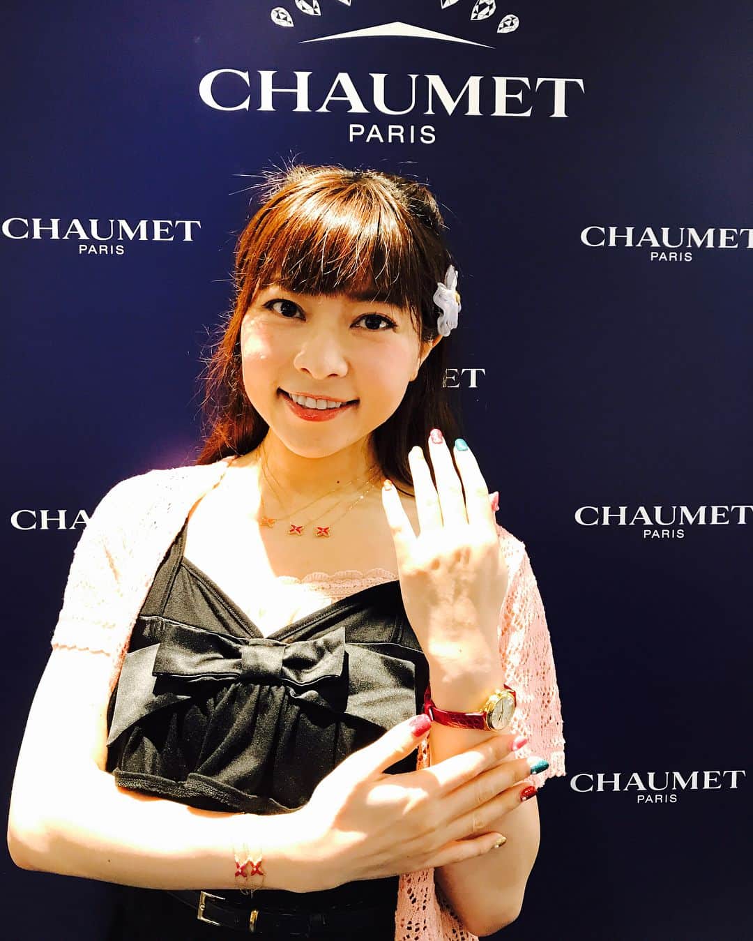 のインスタグラム：「こんばんわっ✨今日は、CHAUMET（@chaumetofficial）ショーメさんの新作を記念としたレセプションパーティーに呼んでいただきましたぁ☆💍 . .  ショーメ銀座テンポラリーストアで行なわれて、凄くきらめくジュエリーに見とれちゃう☆❤️ ドレスコードは、black&red lip❤️ メイクも、ちょっとオトナな雰囲気にしてみましたぁ❤️ . .  新作「ジュ ドゥ リアン」、「リアン ルミエール ウォッチ」を試着させていただき うっとりとしちゃいましたぁぁ☆憧れ☆❤️ 3つのカラーのネックレスを重ね付け✨ . .  ショーメを代表する「リアン」コレクション ジュ ドゥ リアンに、色鮮やかな新作が仲間入りしました☆💍 素敵すぎる質感、red!!!✨ . . .  ショーメのLINE公式アカウントがオープンしたみたい❤️💎 ぜひcheckしてみてくださいね☆ . . .  #Chaumet #ChaumetLiens #JeuxdeLiens #Lienscolorevent #ショーメ #レセプションパーティー　#ファッションコーデ #おしゃれ好き #今日のメイク #ドレスコード　#ジュエリー　#高級ブランド　#ローンチパーティー #銀座　#インスタグラマー　#インフルエンサー　#ファッションブロガー #ジュエリーブランド　#今日のコーデ　#今日のコーディネート　 #オシャレさんと繋がりたい #腕時計」