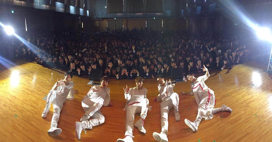 西田隆人のインスタグラム：「HANDSIGN学校公演。 藤沢市立第一中学校。 創立70周年。 神奈川県内の中高70校目。 おととい3月6日。 手話、ダンス、音楽で一つに。 ありがとうございました。」