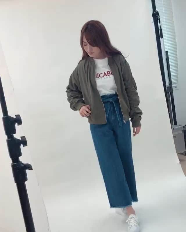 綾野ゆりかのインスタグラム：「普段着ないようなお洋服☺️ 新鮮✨✨ #アパレル撮影 #広告撮影 #アパレルモデル #広告モデル #モデル #サロンモデル #サロモ #関西サロモ #関西モデル #レースクイーン #キャンギャル #撮影 #撮影依頼 #美容室 #神戸モデル #撮影会 #フリーモデル #アパレルモデル #ウェディングモデル #ウェディング #model #racequeen  #kobe #神戸 #音楽 #綾野ゆりか #かみしんプラザ #撮影風景 #インフルエンサー #春コーデ」