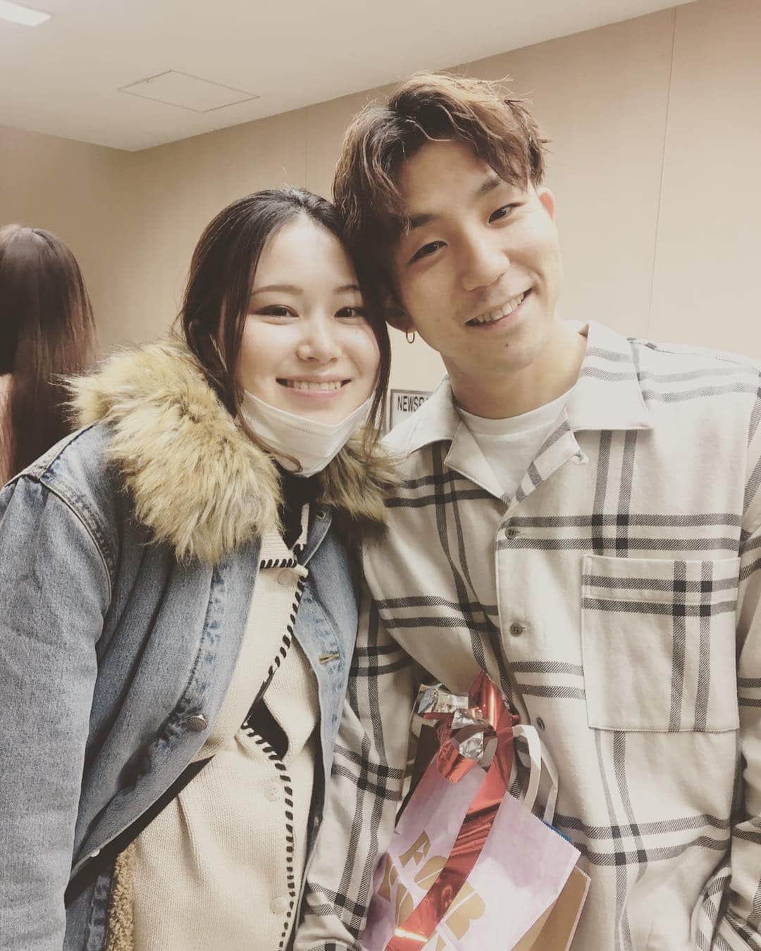 Kazuki Hamamotoさんのインスタグラム写真 - (Kazuki HamamotoInstagram)「皆様にご報告です！  世界一大切な、妻のゆみと愛犬エースと、実はもうすぐ家族が増えます！ ゆみのお腹の中ですくすく育ってくれています！ 今はゆみと、赤ちゃんの健康を祈るばかりです🙏 来月が予定日なのでそれまで出来る限りの事はしてサポートします！ 先輩ママパパいろいろ教えてください🙇  直接報告できなかった方々、このような形でご報告になってしまい、申し訳ありません！  父になるんだなー！！笑  いいお父さん目指して頑張ります！」3月8日 14時43分 - kazukistkgz