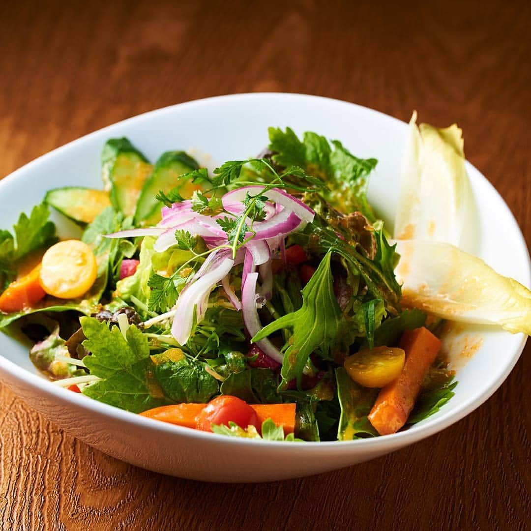 肥後橋アン,モッテのインスタグラム：「. 旬の10種の野菜サラダ すりおろし野菜ドレッシング . 炭火肉バル×塊肉 アンモッテ肥後橋 . #アンモッテ  #炭火肉バル塊肉アンモッテ  #ランチ #ディナー  #肉バル #肉屋 #ローストビーフ  #ローストビーフ丼  #野菜 #サラダ #塊肉 #赤身肉 #肉寿司  #肉バル #肉 #がっつり #肥後橋ランチ #大阪ランチ #肥後橋 #江戸堀 #土佐堀  #京町堀 #靭公園 #大阪  #大阪ランチ #大阪グルメ #大阪ディナー」