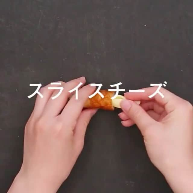 ペコリ‐おうちごはんレシピやおうちカフェレシピの料理動画-のインスタグラム：「材料3つで作れる絶品おつまみ♪ 甘じょっぱいタレととろけ出すチーズがおいしい「チーズin肉巻きちくわ」はいかがですか？ 大人から子供までハマること間違いなしの味ですよ。 . . ▼レシピ詳細 みんな大好き☆ ちくわの肉巻き チーズ入り レシピ by まじ姉さん . ●材料 ・ちくわ…４本 ・スライスチーズ…2~3枚 ・豚バラ薄切り…４枚 ・片栗粉…適量 ・サラダ油(炒め用)…適量 . 《照り焼き風甘ダレ》 ☆砂糖…大２ ☆醤油…大２ ☆みりん…大２ ☆水or酒…大２ . ●作り方 ①ちくわ、豚バラはそれぞれ半分の長さに切る。 チーズは適当にちぎったり折り畳んだりしてちくわの穴にギュッと詰める。 . ②豚バラ肉を広げ、ちくわを巻いていく。 . ③☆を合わせておく。②に片栗粉を薄くまぶす。 . ④フライパンにサラダ油を熱し、巻き終わりを下にして転がしながら焼く。 . ⑤豚肉に火が通ったら、合わせておいた☆を入れ、からめるように焼いたら出来上がり . .」