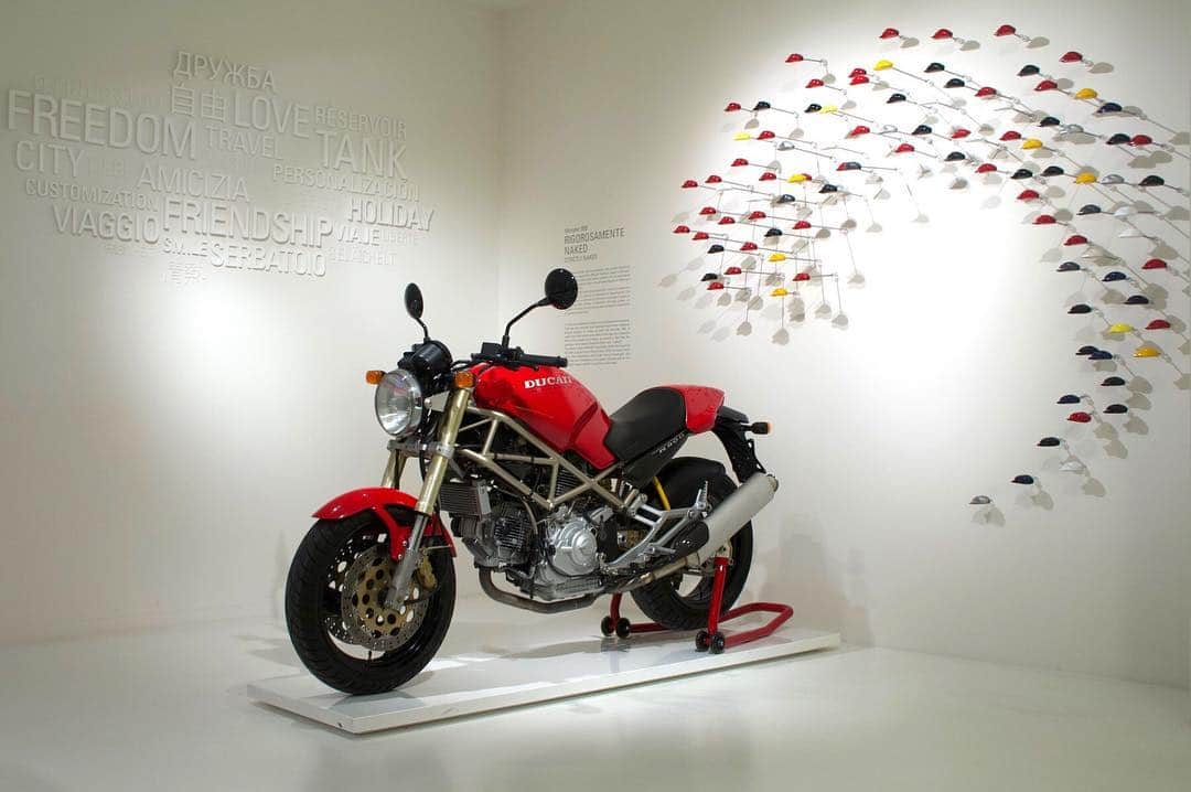 Ducati Japanさんのインスタグラム写真 - (Ducati JapanInstagram)「【モンスター記念日】3月5日、モンスターは25回目の誕生日を迎えました。それを記念し1993年モデルの初代「モンスター900」がドゥカティ・ミュージアムに展示されています(写真がその様子)。以下2つのハッシュタグをつけ皆さんとモンスターの投稿もお願いします！ #モンスター25 #welovemonster」3月8日 16時53分 - ducatijapan