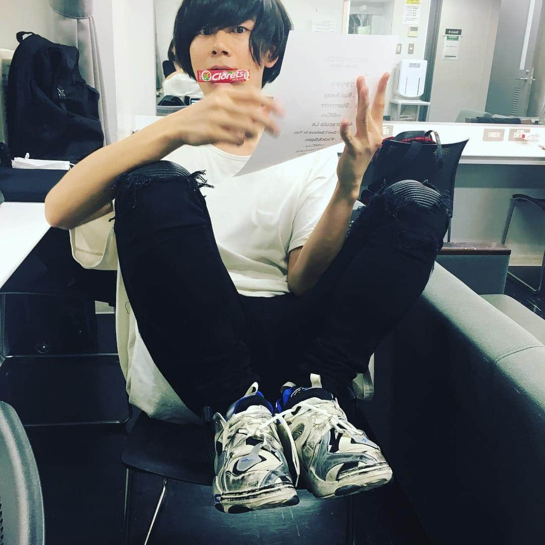 [ALEXANDROS]さんのインスタグラム写真 - ([ALEXANDROS]Instagram)「スニーカー買いました。洋平 #vetementsreebok #clorets」3月8日 17時00分 - alexandros_official_insta