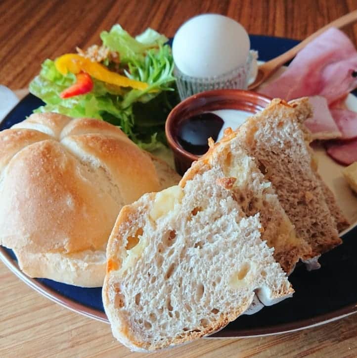 のインスタグラム：「#パン が好き♪ #よるマチ ！でご紹介した#カフェブリューエン #ドイツパン がおいしい！ #ライ麦パン がくせになる！ #アプフェルシュトゥルーデル ナレーションの時、噛みそうになるけど、#シナモン 香って、中身がぎゅっと詰まってて、なんとも濃厚に甘い時間(^_^) #ハム や #チーズ と一緒にパンを楽しむセットも嬉しい♪  #カフェ #cafe #スイーツ #sweets #アップルパイ #ドイツ #松山 #ehime #bread #lunch #あいテレビ #アナウンサー」