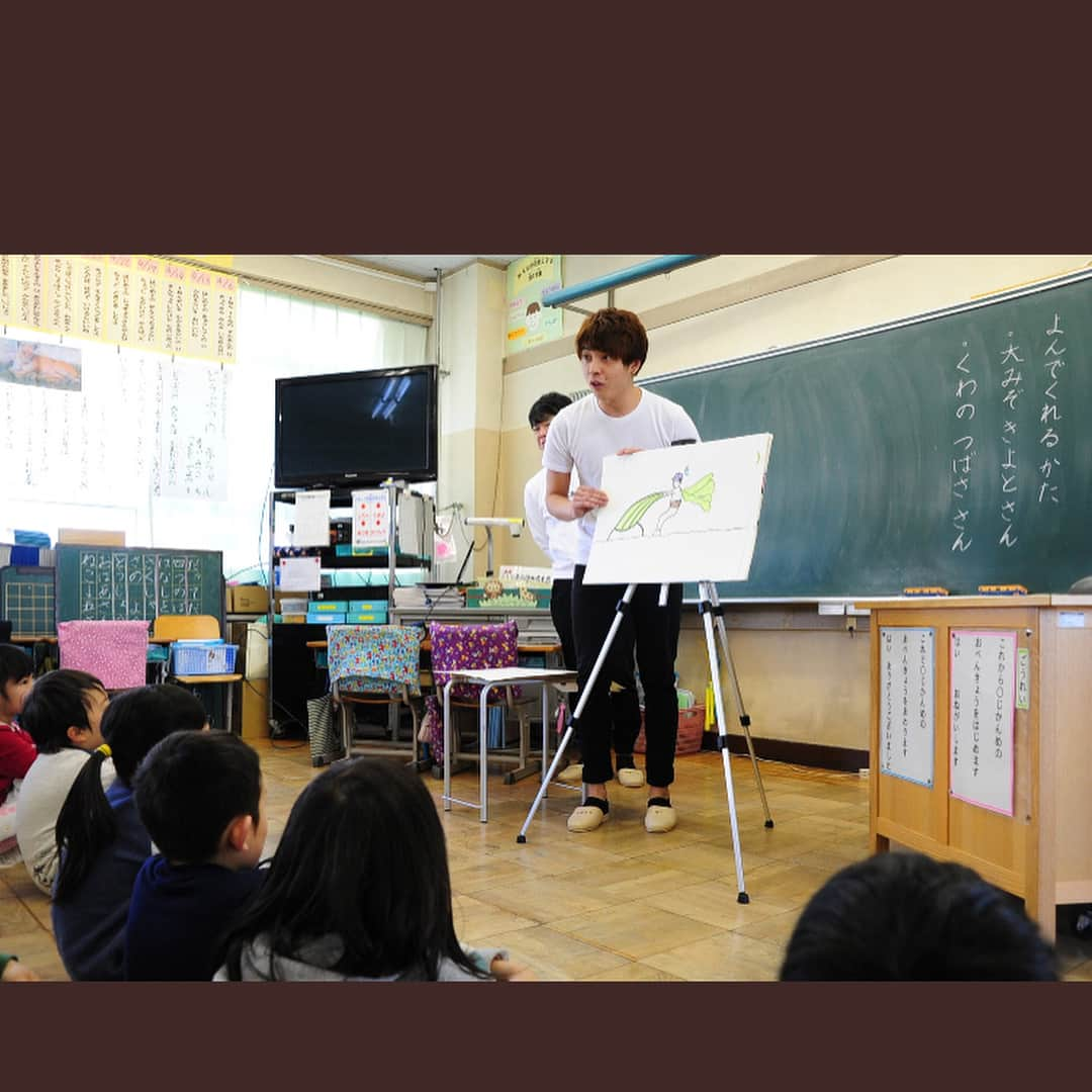 大溝清人さんのインスタグラム写真 - (大溝清人Instagram)「3月6日（火）、宝木塚小で区内在住のお笑い芸人「バッドボーイズ」の清人さんが、自作のデジタル絵本「パンダかあちゃん」の読み聞かせを行いました！ facebook.com/katsushika.city #葛飾  #小学校 #バッドボーイズ清人 #つばさ #絵本読み #聞かせ #パンダかあちゃん」3月8日 17時19分 - badboys_kiyoto93