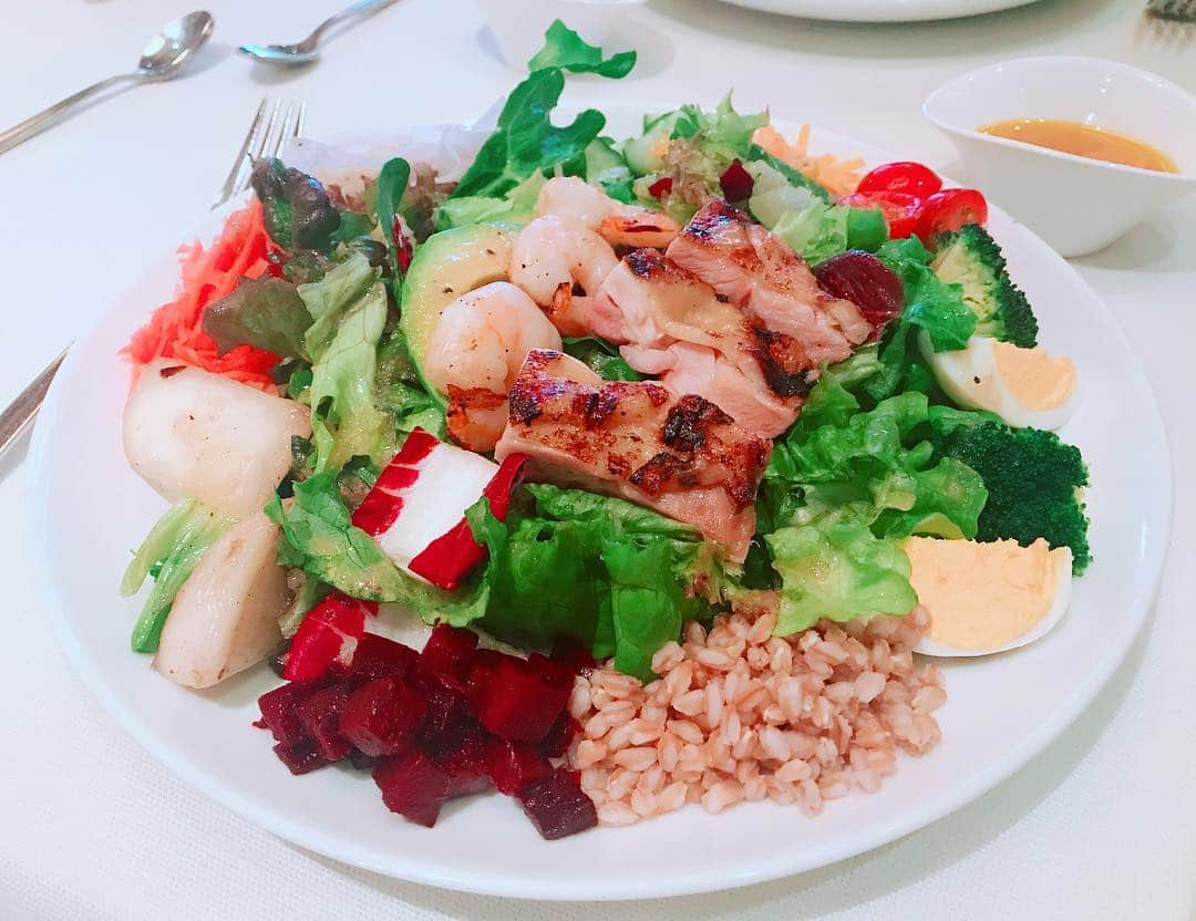 堀みづきさんのインスタグラム写真 - (堀みづきInstagram)「野菜摂取🥗 ボリューム満点🥦🍅🥕🥑 気になっていた映画、#グレイテストショーマン を観てきました☺︎☆ 歌とパフォーマンスに圧巻。 勇気が湧いてくるとても良い映画でした！ 頭の中で曲がずっと流れてる🎪💃 #unionsquaretokyo #lunch #greatestshowman #ユニオンスクエア東京 #サラダランチ」3月8日 17時38分 - mizuki_027