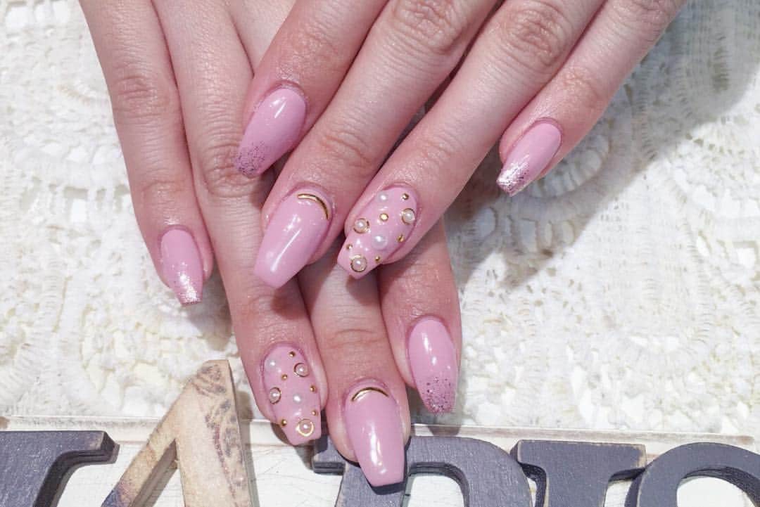 志田友美（ゆうみん）のインスタグラム：「. ㅤㅤㅤㅤㅤㅤㅤㅤㅤㅤㅤㅤㅤ ____New nail____ ㅤㅤㅤㅤㅤㅤㅤㅤㅤㅤㅤㅤㅤ . かーわーいすぎ♡ 春らしいピンクに♡ 大好きなスタッズとパールいれてもらった🤣 ゆうこさんいつもありがとうございます💋💋 . #newnail #perl #studs #spring  #instanails #lapis #shibuya」
