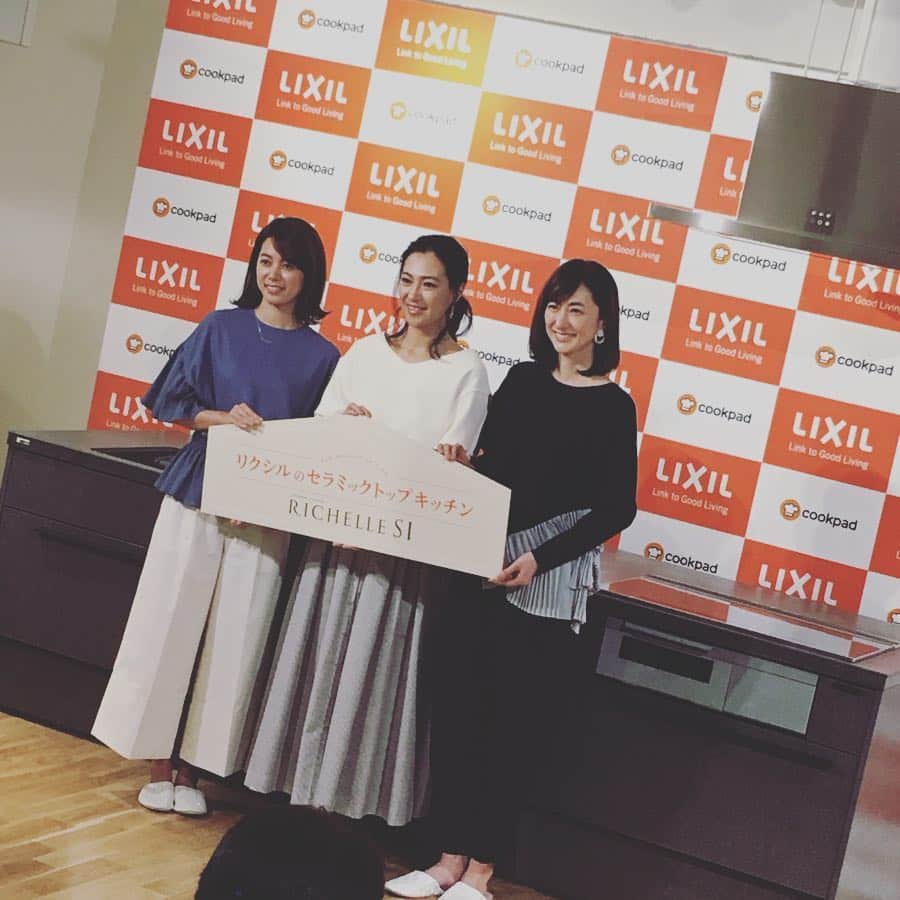 亀恭子のインスタグラム：「LIXILから発表された、セラミックトップキッチン 新「リシェル」SIキッチン  先日、PR発表会にスタイリングのお仕事で行きました。  登壇した3名のモデルさん達は皆ママで、 高校生のお子さんがいる方も。 う、美しすぎる…^ ^  その上、皆さん お料理上級者！ お世辞抜きに素敵すぎる美人ママたち♡  新リシェルSIキッチンの魅力をたっぷりと学ばせていただき、 母ちゃん初心者の私の〝理想の暮らし妄想〟は、膨らみまくった1日でしたw  ムービーが配信されているので、見てみて下さい。 いい〜気分になります^ ^  #LIXIL #PR発表会 #新リシェルSI  #堂珍敦子 #中林美和 #前田ゆか #丁寧な暮らし #憧れ #私はかなりおおざっぱ #勉強します」