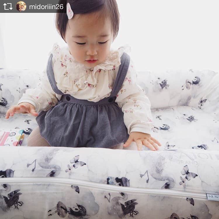 blossom39_officialのインスタグラム：「#ドッカトット をお使いいただきありがとうございます💕限定カバーのMrs.ミゲットもとってもお似合いですね😍 ・ ・ blossom39では子育てを快適で上質にする簡易ベビーベッド「ドッカトット」がこの春も大好評です✨ ・ まだ知らないという方はぜひ#blossom39 オンラインショップまたは店頭でチェックしてくださいね😊 #blossom39 #ドッカトット#dockatot#dockatotdeluxe #dockatotgrand#ベビー用品#ベビーベッド#インポートベビー雑貨#子育て#ママリ#トツキトウカ#ブロッサム39代官山#全国店舗拡大中」