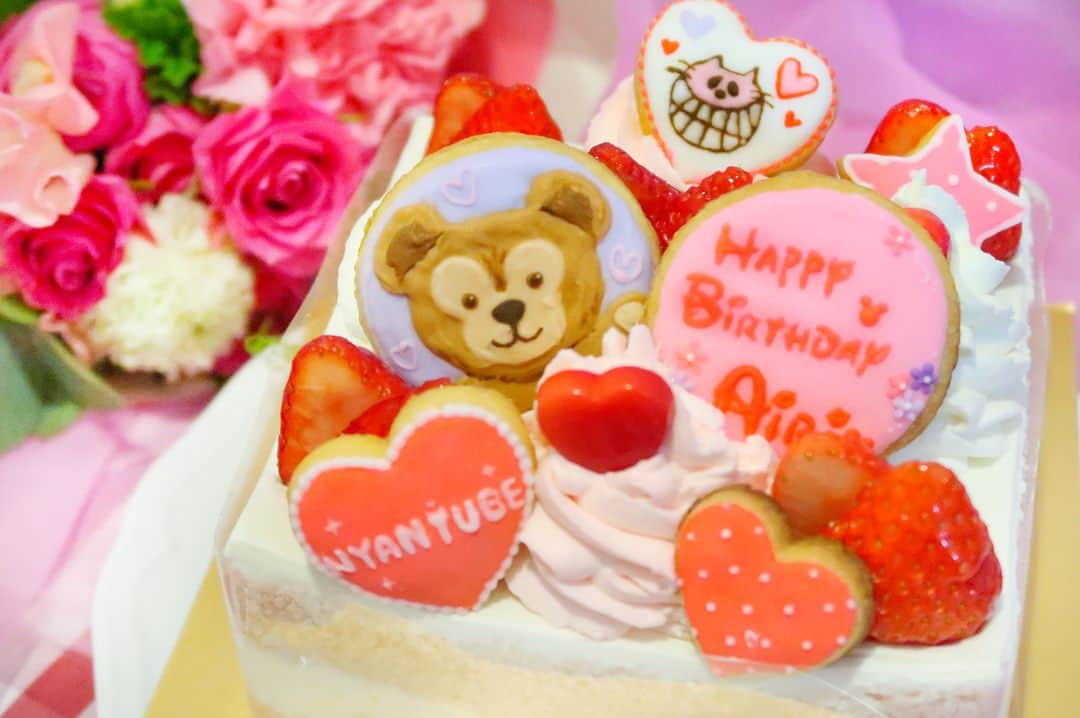 のインスタグラム：「人生初めてのダッフィー＆NYANTUBEケーキ🍰🍓💗💕 . 私のネイルを担当してくれているめぐたん(@affinita_nail_megu )が手作りで作ってくれました😭😭😭💗✨ありがとう🍓 . ちなみにNEWネイルはsnidelの新作のワンピ風🌷 . #disney #disneyfood #duffy #mybirthday #nyantube #sweet #dessert #cake #nail #snidel #pink #surprise #ディズニー #ダッフィー  #誕生日ケーキ #誕生日 #サプライズ #アイシングクッキー #ケーキ #デザート #スイーツ #ネイル #ピンク」