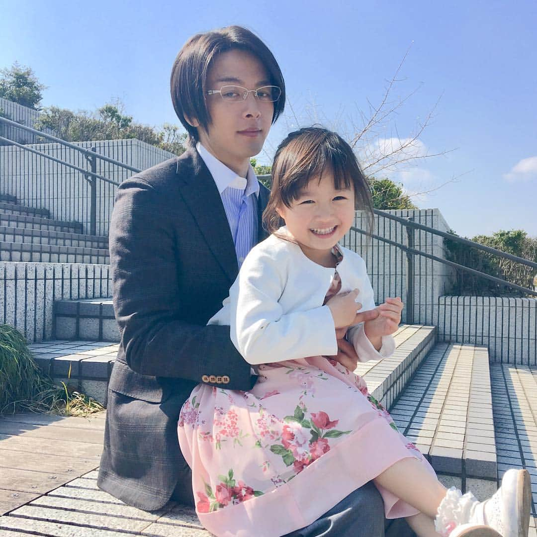 テレビ朝日「ホリデイラブ」さんのインスタグラム写真 - (テレビ朝日「ホリデイラブ」Instagram)「💔 わたるんパパとレミちゃん💕💕 . #ホリデイラブ #サレ妻 #中村倫也 #秋山琴音 #オフショット #満を期して #井筒親子 #今まではお芝居のために #距離を置いていましたが #やっと解禁💡 #里奈がいなくなって #渡さん頑張らなくてはいけなくなりました #子育て奮闘記 #お楽しみに❤️」3月8日 23時16分 - holiday__love