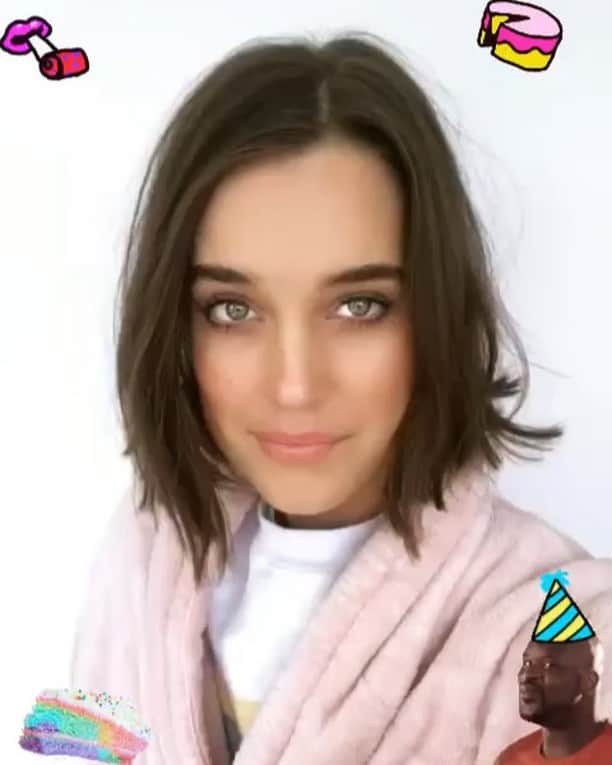 ケイト・ハリソンのインスタグラム：「🍰 c8ke c8ke c8ke. On set Bday 2day w @newlook.」