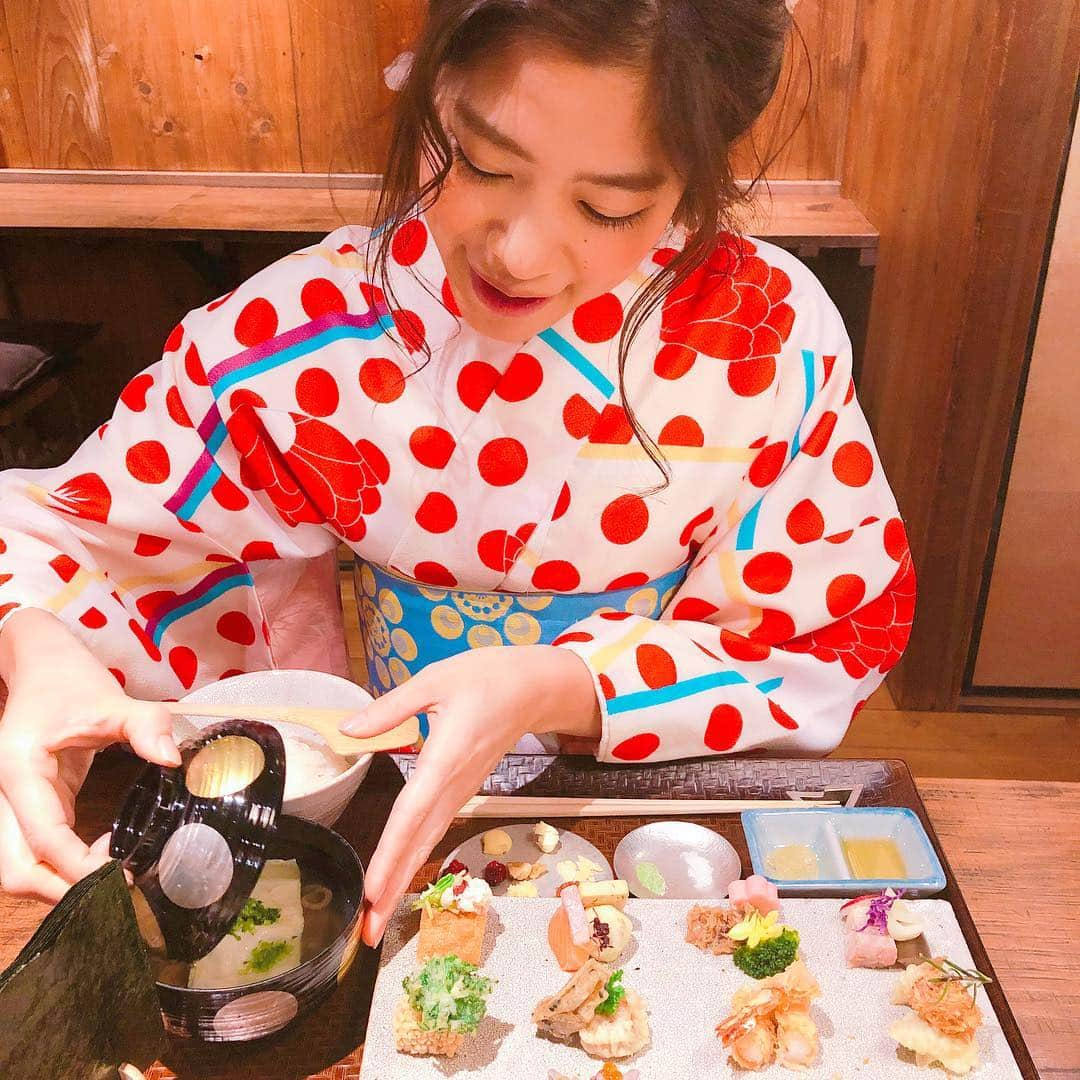 ayumiさんのインスタグラム写真 - (ayumiInstagram)「❁❀✿✾ AWOMB🌸 手織り寿司 🌞🌞🌞 とっても可愛いお料理🤗🍽 ・ ・ ・ だんだん春になってきたのに今日は雨…☔︎ 久しぶりに雨の音をよーく聴いてみる夜🌝 たまにはこうゆうのもありかも☺️◎ good night😴  #awomb#着物#京都#アウーム#手織り寿司#フォトジェニック#女子旅#막스타그램」3月9日 0時15分 - ayupichikitchen