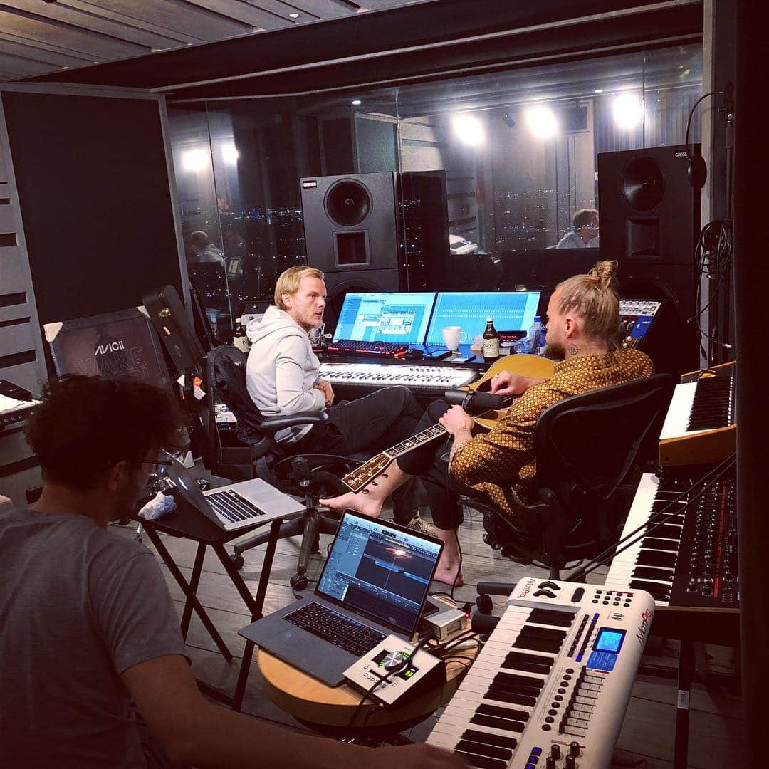 Aviciiさんのインスタグラム写真 - (AviciiInstagram)「Studiomode 🎵」3月9日 0時20分 - avicii