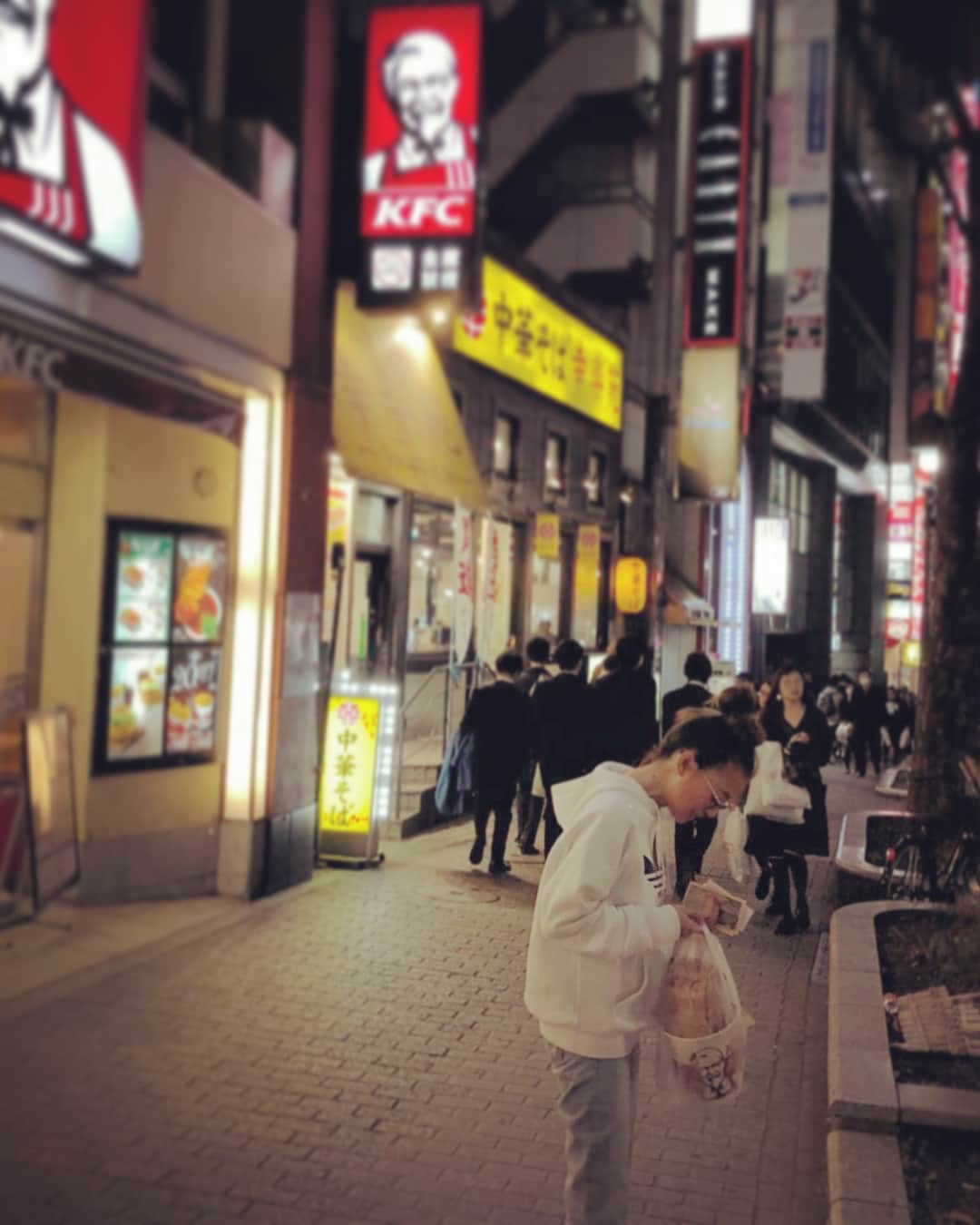 あびる優さんのインスタグラム写真 - (あびる優Instagram)「🍗💕 差し入れ用に購入してたら、スタッフさんに激写されてた😂📸 気付いた瞬間にカメラ目線👻 道玄坂、久しぶりに行った🙂✨ おやすみなさい😴 #gn#shibuya#kfc#love#渋谷#ケンタ#ケンタッキー#大好き#隠し撮り#？#笑#おやすみ」3月9日 0時44分 - yuabiru74