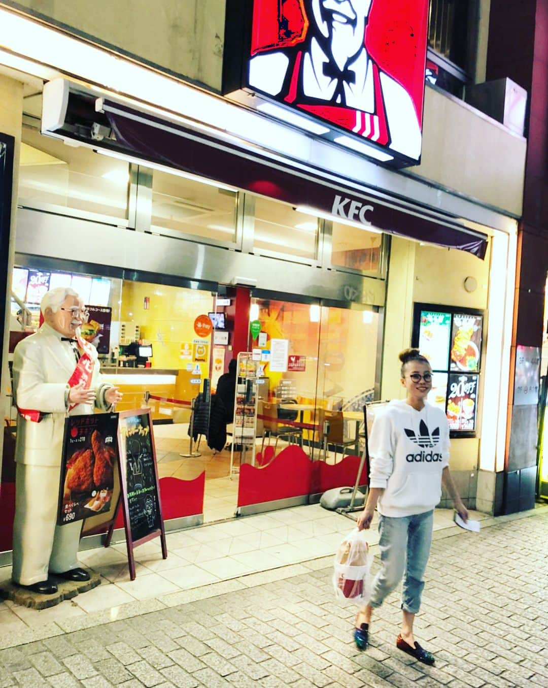 あびる優さんのインスタグラム写真 - (あびる優Instagram)「🍗💕 差し入れ用に購入してたら、スタッフさんに激写されてた😂📸 気付いた瞬間にカメラ目線👻 道玄坂、久しぶりに行った🙂✨ おやすみなさい😴 #gn#shibuya#kfc#love#渋谷#ケンタ#ケンタッキー#大好き#隠し撮り#？#笑#おやすみ」3月9日 0時44分 - yuabiru74