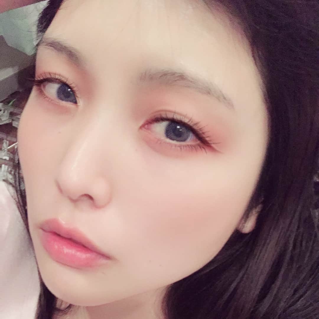 新村あかりのインスタグラム：「MakeupPlusという加工アプリですっぴんで撮りました。お化粧の参考にもなる😆眉毛ボーボーは隠せなかった💦このメイクちょー好き💖」